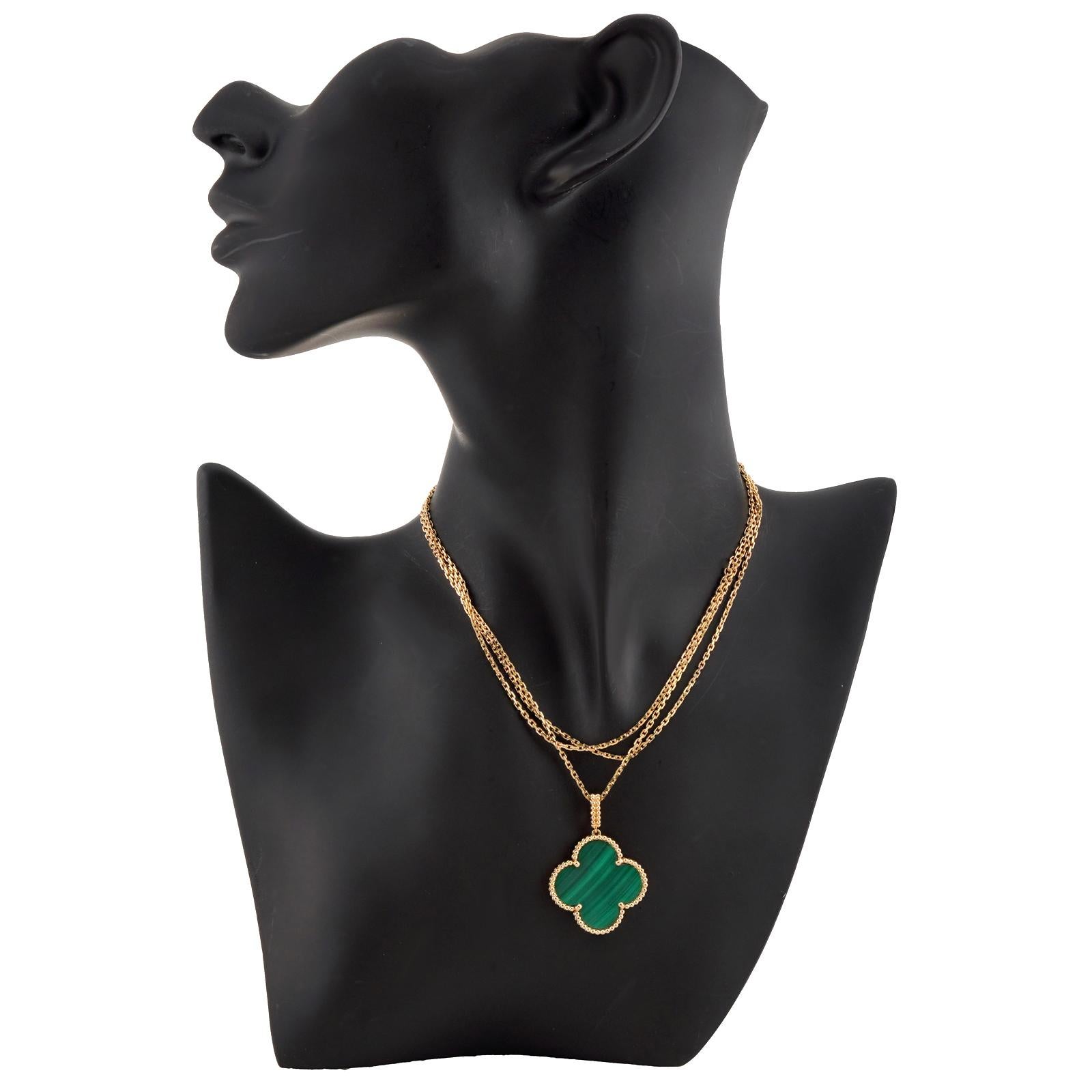 VAN CLEEF & ARPELS Collier pendentif Alhambra en or jaune et malachite verte Excellent état à New York, NY