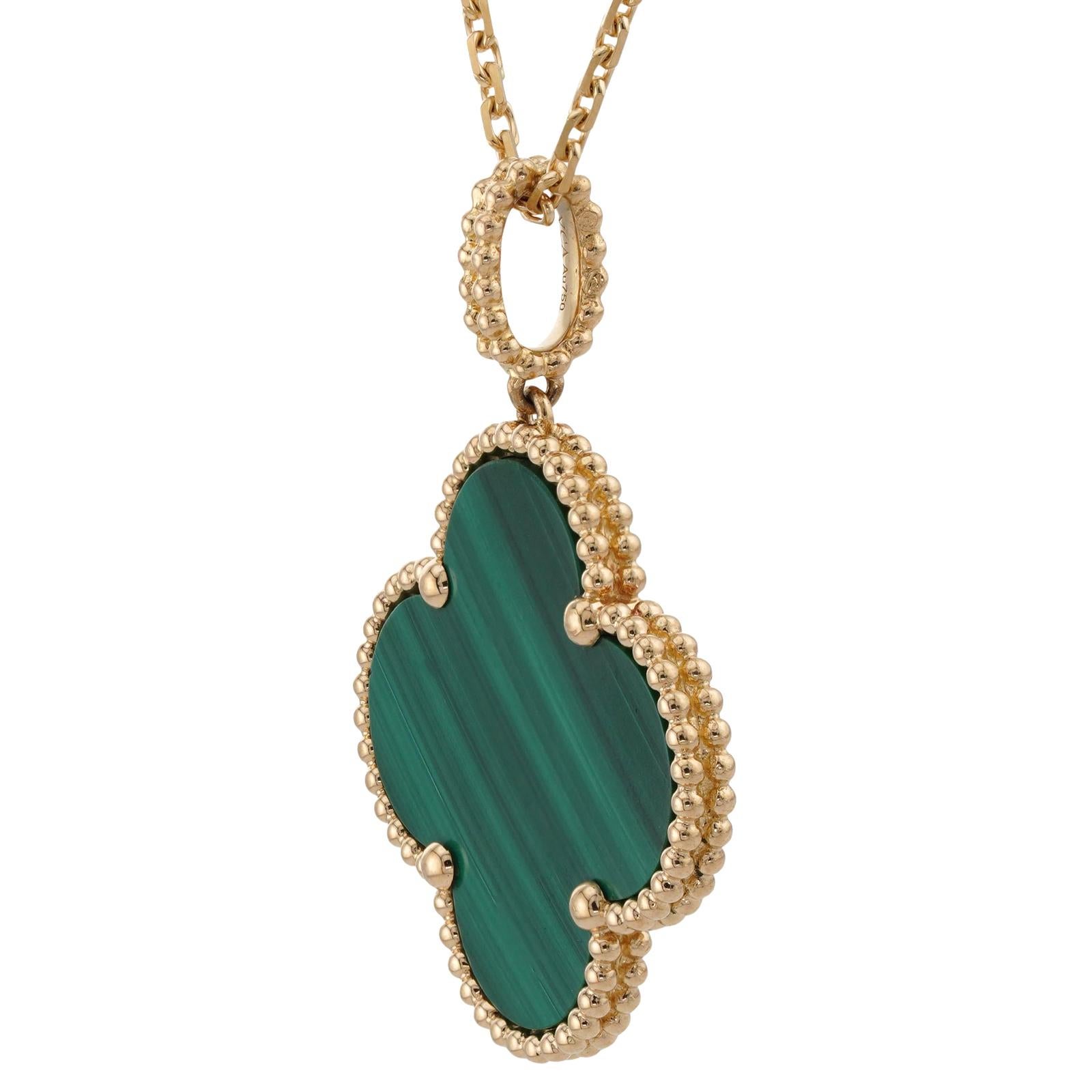 VAN CLEEF & ARPELS Collier pendentif Alhambra en or jaune et malachite verte 1