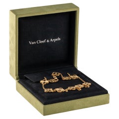Van Cleef & Arpels, collier Alhambra Guilloche en or jaune à 10 motifs avec boîte