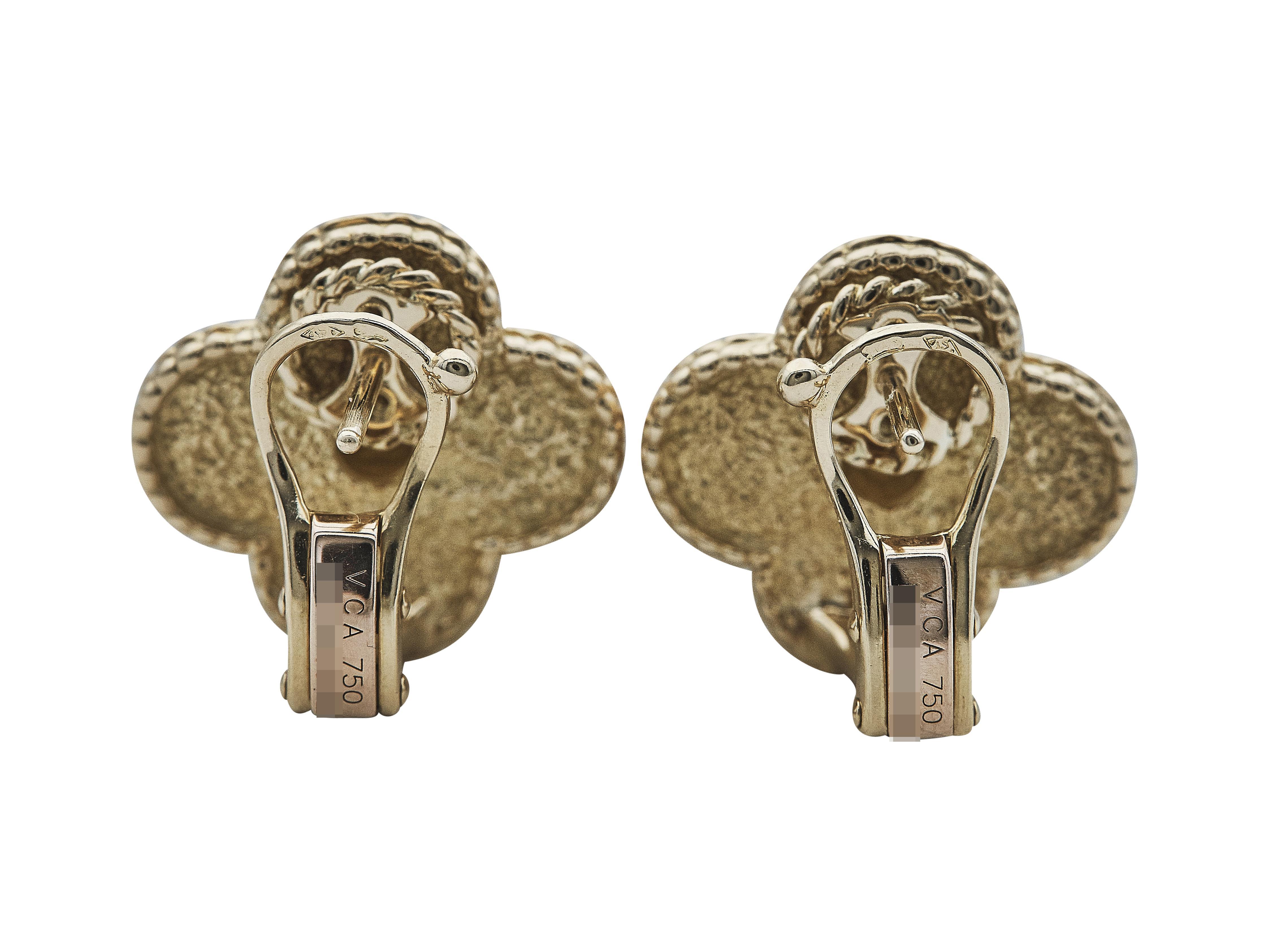 Les boucles d'oreilles : Une paire de boucles d'oreilles Van Cleef & Arpels Alhambra Magic. Chacune est conçue dans un motif texturé en or jaune dix-huit carats.

Plus d'informations sur la collection : La collection Alhambra de Van Cleef & Arpels