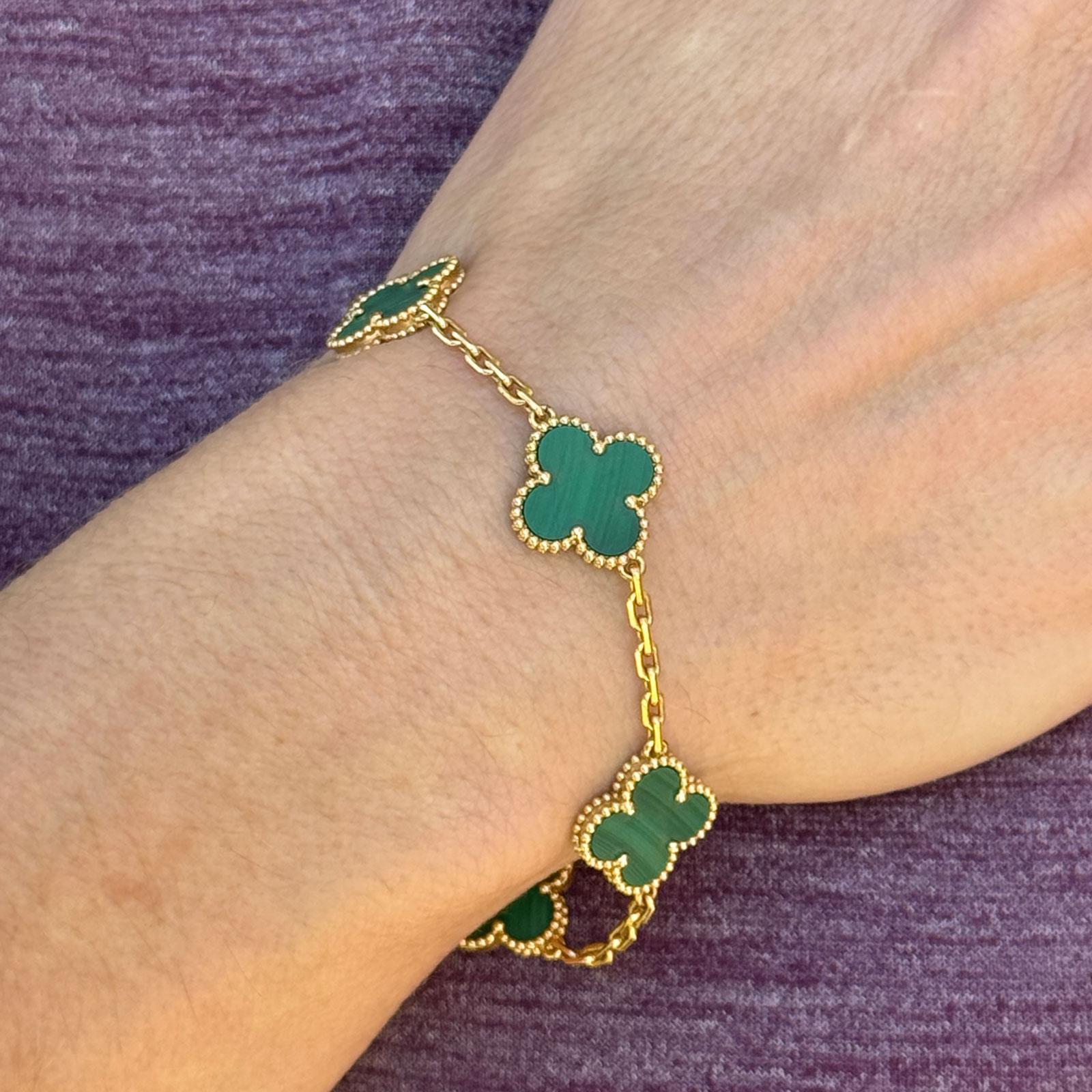 Van Cleef & Arpels Alhambra Malachit-Gliederarmband aus 18 Karat Gelbgold (Cabochon)