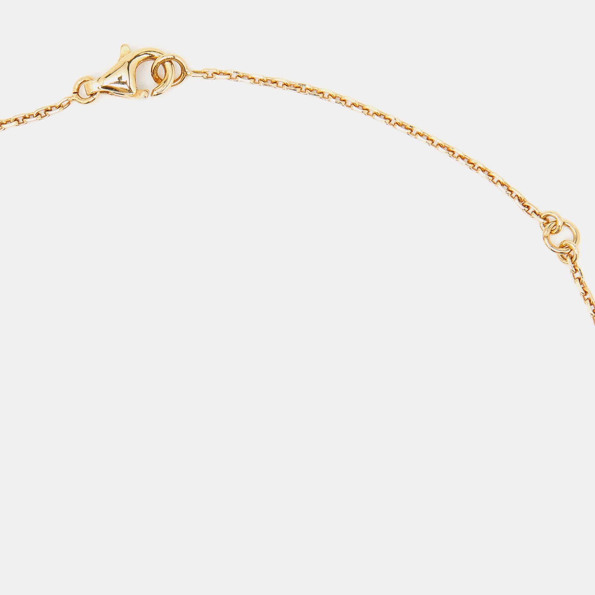 Van Cleef & Arpels, collier pendentif Alhambra en or jaune 18 carats et nacre Bon état - En vente à Dubai, Al Qouz 2