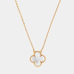 Van Cleef & Arpels, collier pendentif Alhambra en or jaune 18 carats et nacre