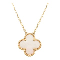 Colgante Van Cleef & Arpels Alhambra de oro nacarado