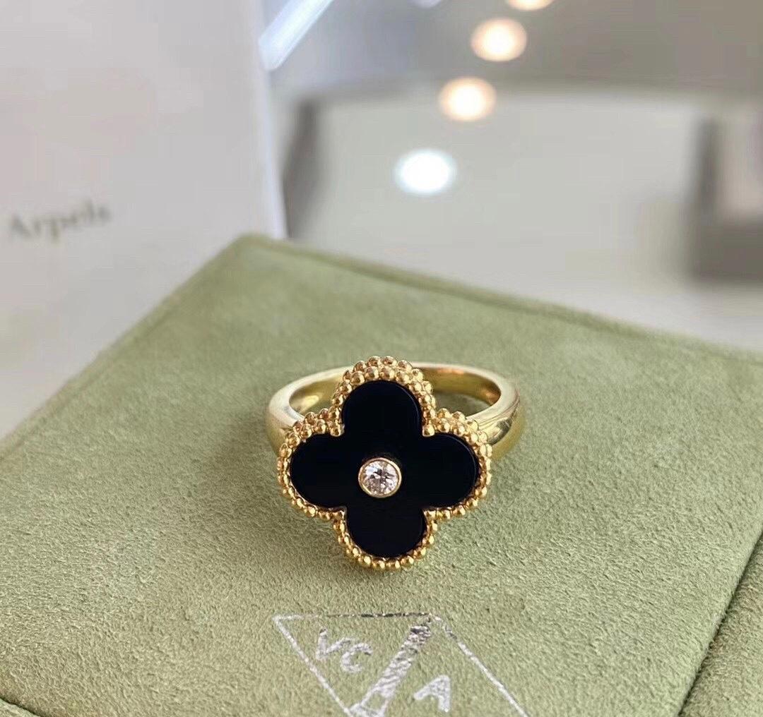 Van Cleef & Arpels Alhambra Onyx Diamond 18K Gold Ring In Excellent Condition In Banbury, GB