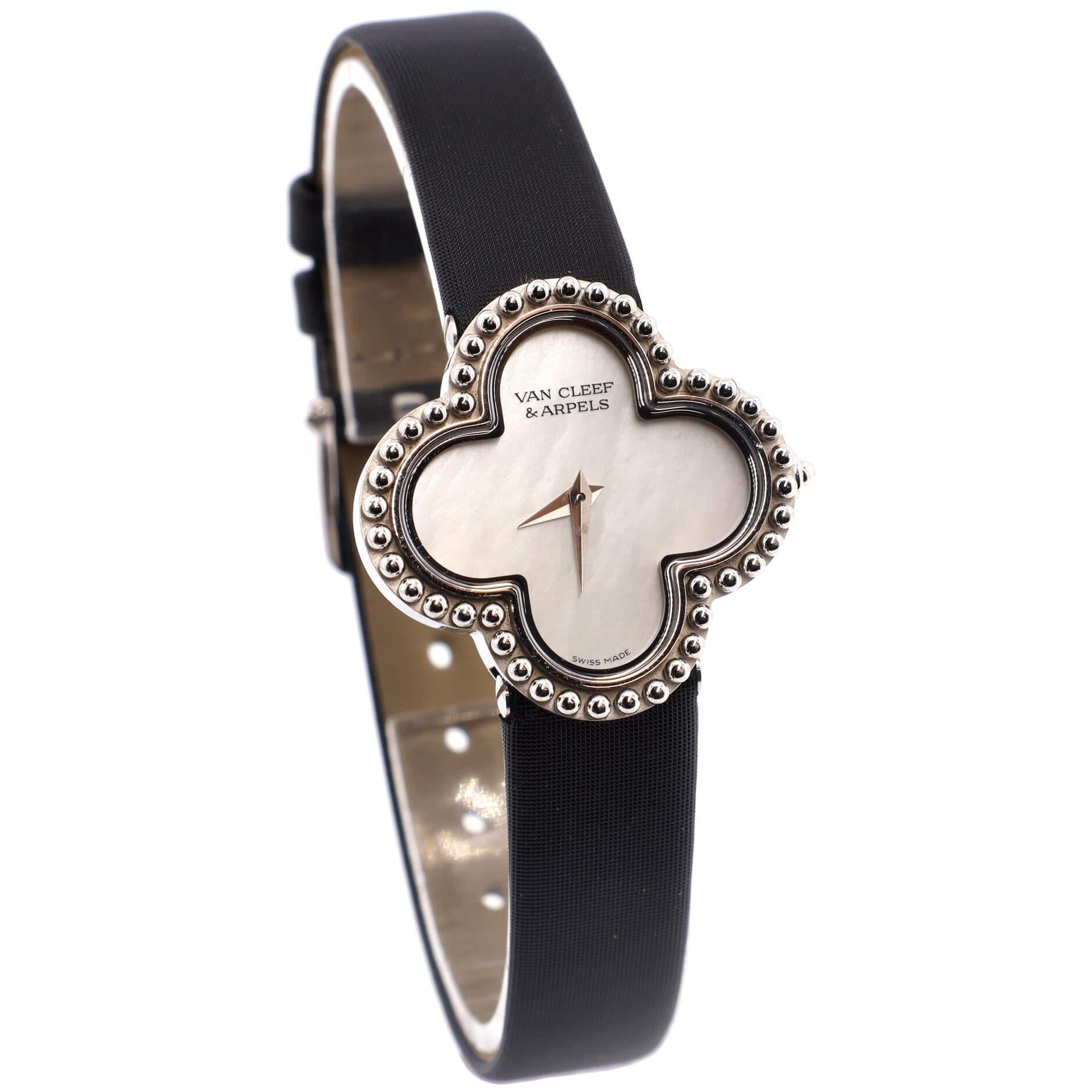 Van Cleef & Arpels: Alhambra-Quarz-Uhr aus Weißgold und Satin im Zustand „Gut“ in New York, NY