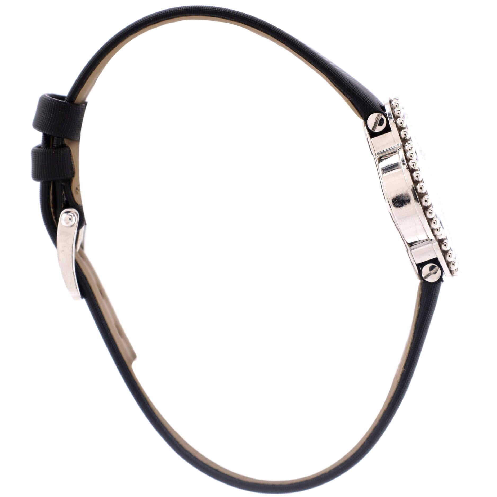 Van Cleef & Arpels: Alhambra-Quarz-Uhr aus Weißgold und Satin Damen