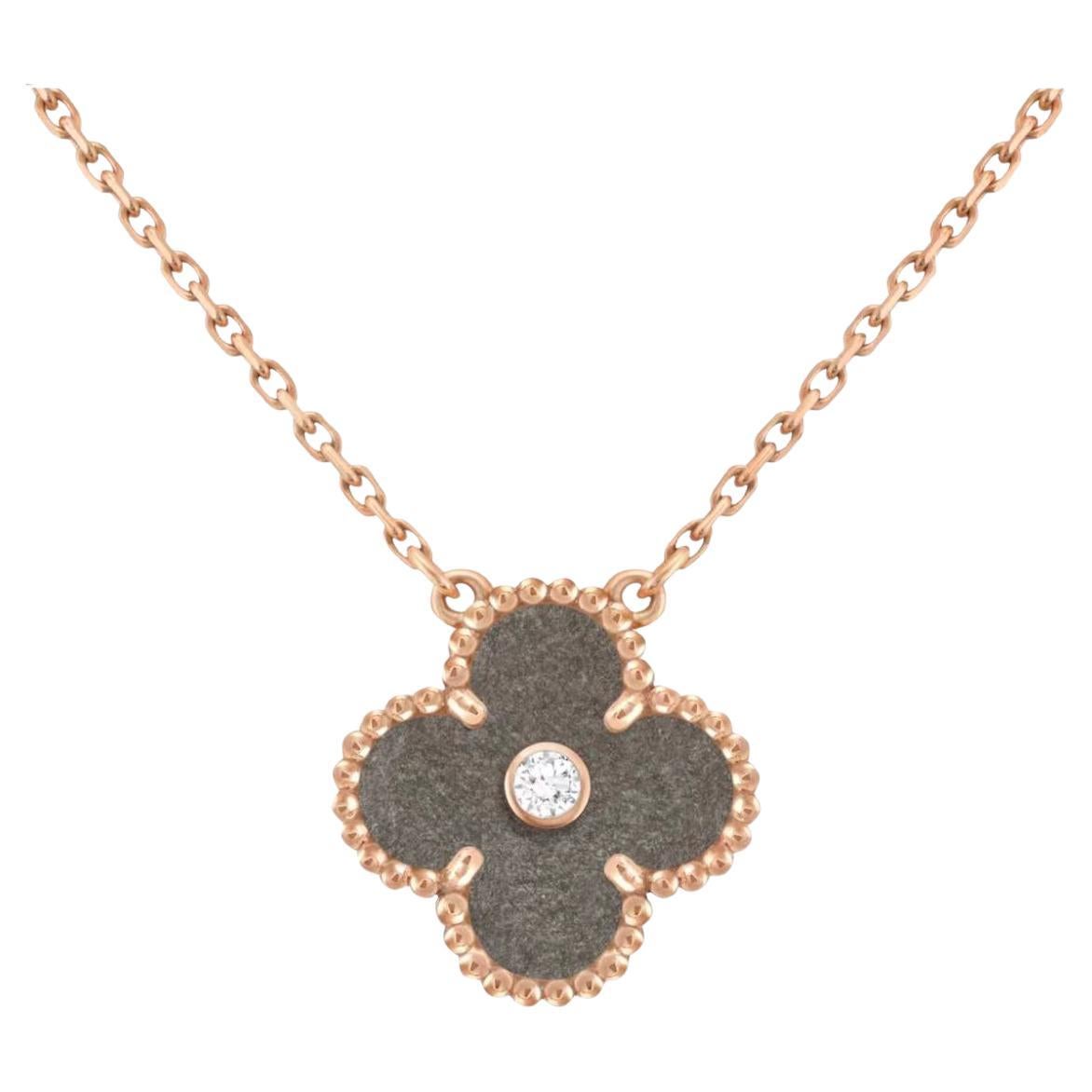 Van Cleef & Arpels, collier pendentif Alhambra Sliver Obsidian en or rose 2023 en vente