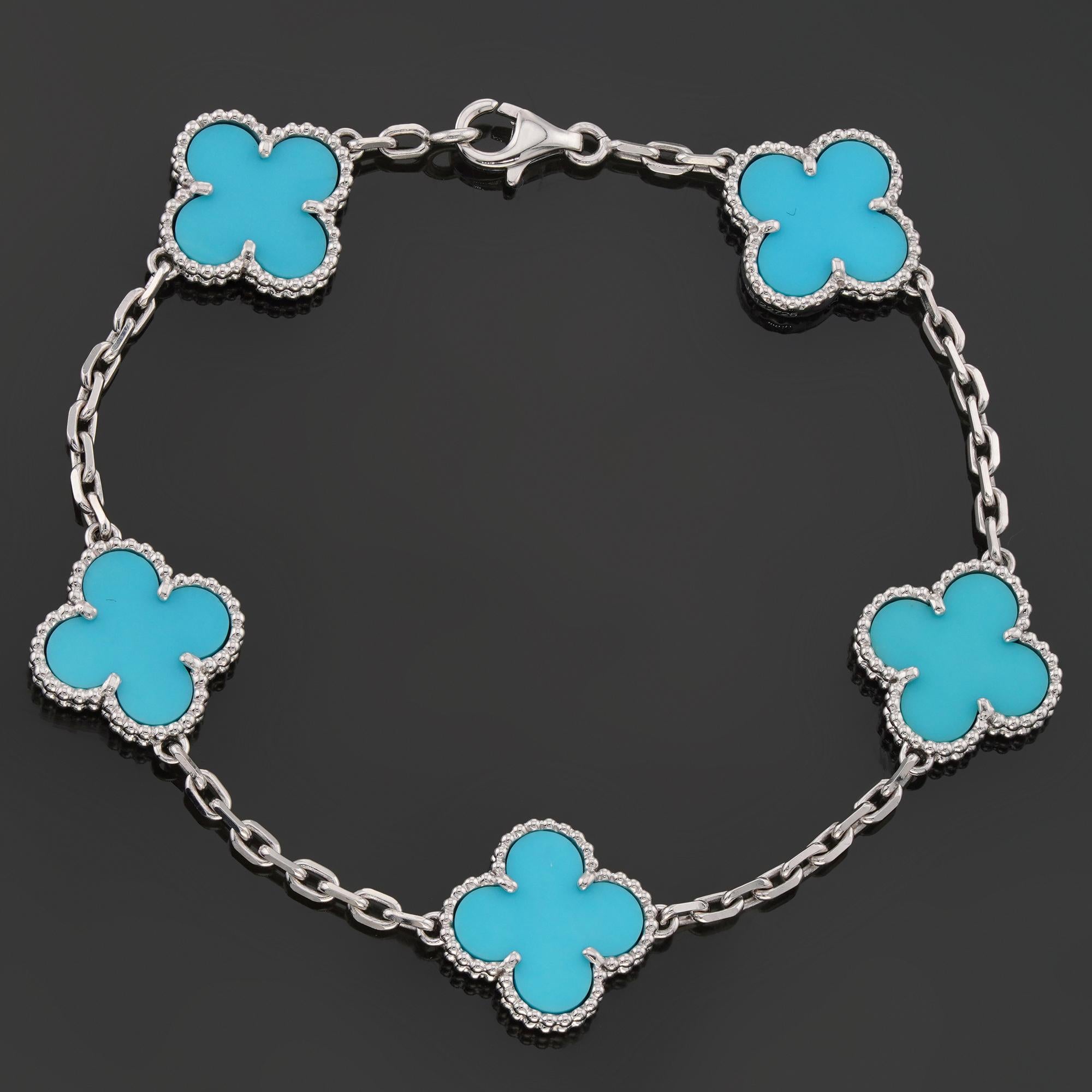 Dieses wunderschöne Armband von Van Cleef & Arpels aus der legendären Vintage Alhambra Collection ist aus 18 Karat Weißgold gefertigt und zeigt 5 Glücksklee-Motive, die mit blauem Türkis in runden Perlenfassungen eingelegt sind. Hergestellt in