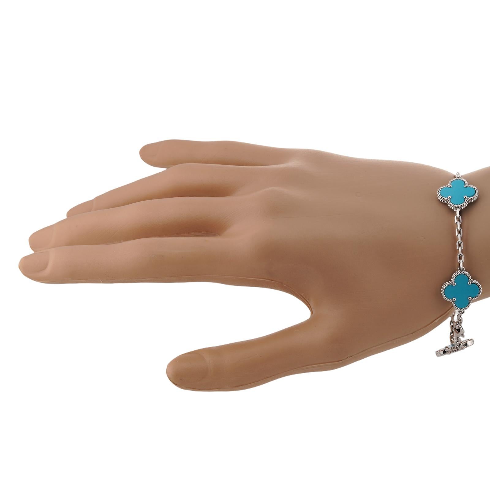 VAN CLEEF & ARPELS Alhambra Türkis 18k Weißgold-Armband Box für Damen oder Herren im Angebot