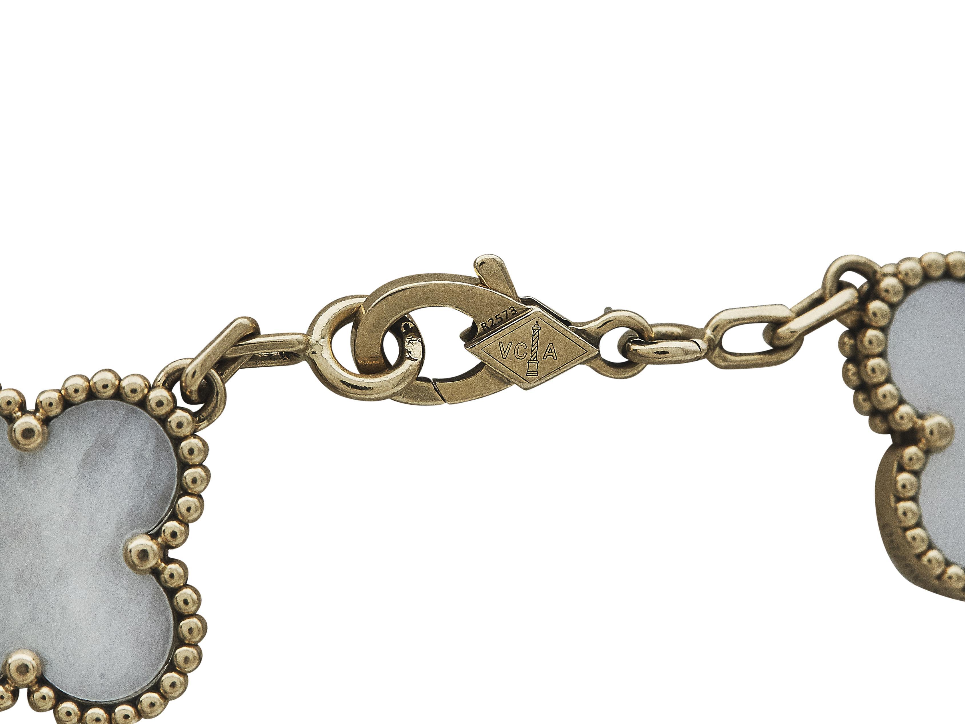 Das Armband: Ein Armband von Van Cleef & Arpels aus achtzehn Karat Gelbgold mit fünf Perlmuttmotiven.

Das Armband ist in sehr gutem Zustand und weist nur minimale Gebrauchsspuren auf.

Begleitet von ...
Einkaufsrechnung

Mehr über die Collection'S: