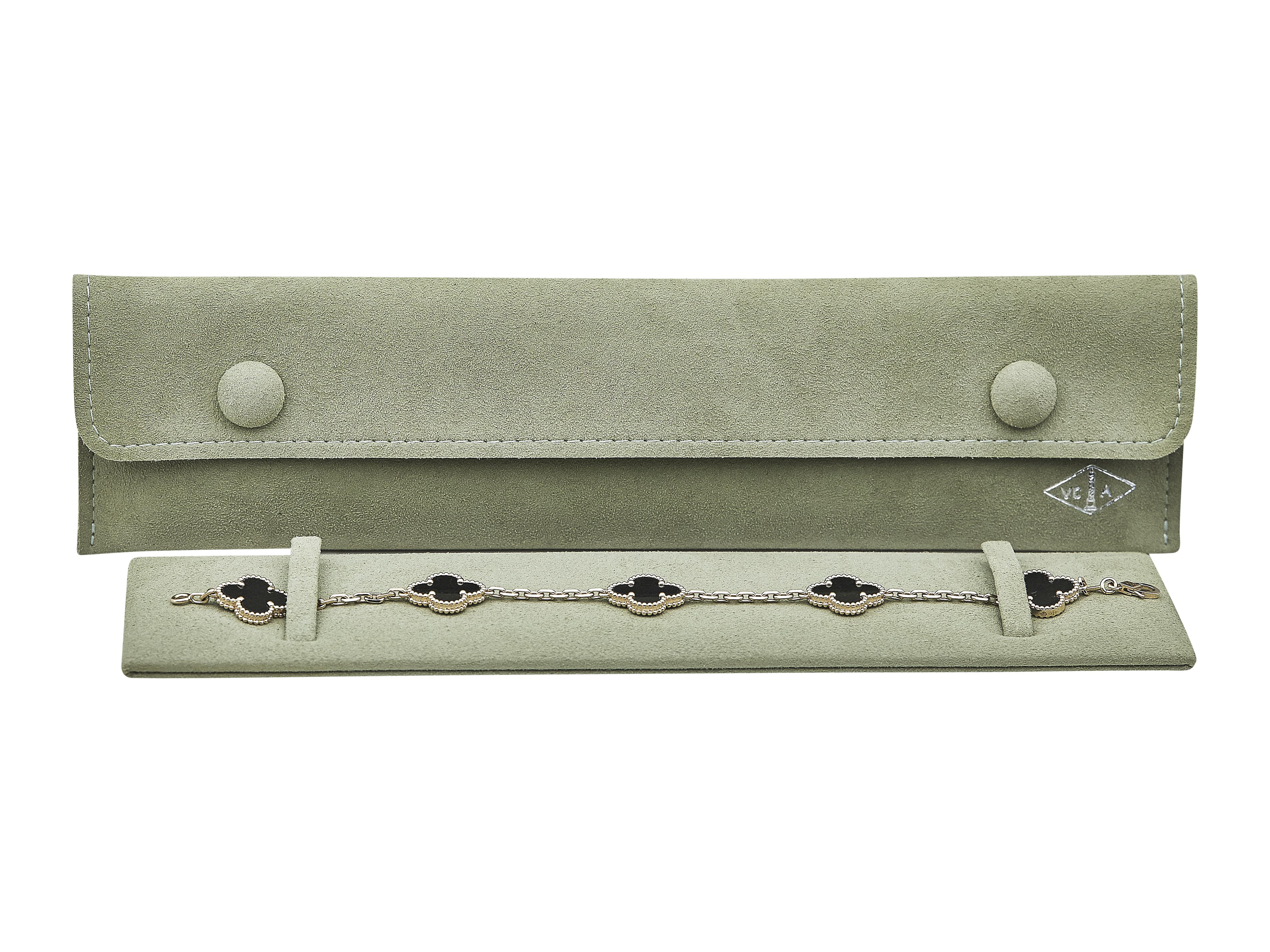 Le bracelet : Un bracelet Van Cleef & Arpels en or jaune dix-huit carats, orné de cinq motifs en onyx noir.

Le bracelet est en excellent état, présentant des signes d'usure minimes.

Accompagné de ...
Papier de service

Plus d'informations sur la