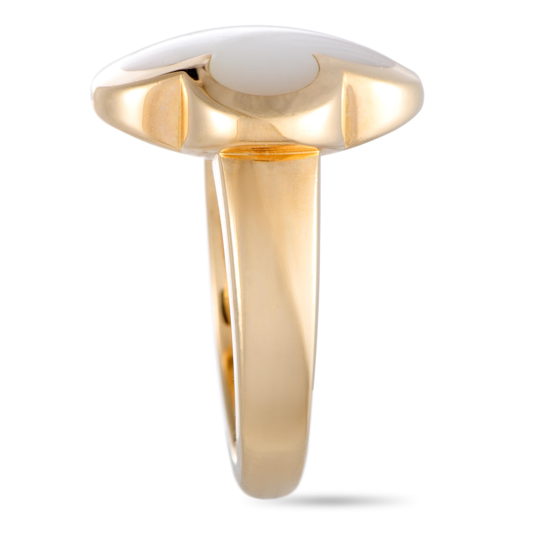 Van Cleef & Arpels Alhambra Yellow Gold Mother of Pearl Ring In Excellent Condition In Southampton, PA
