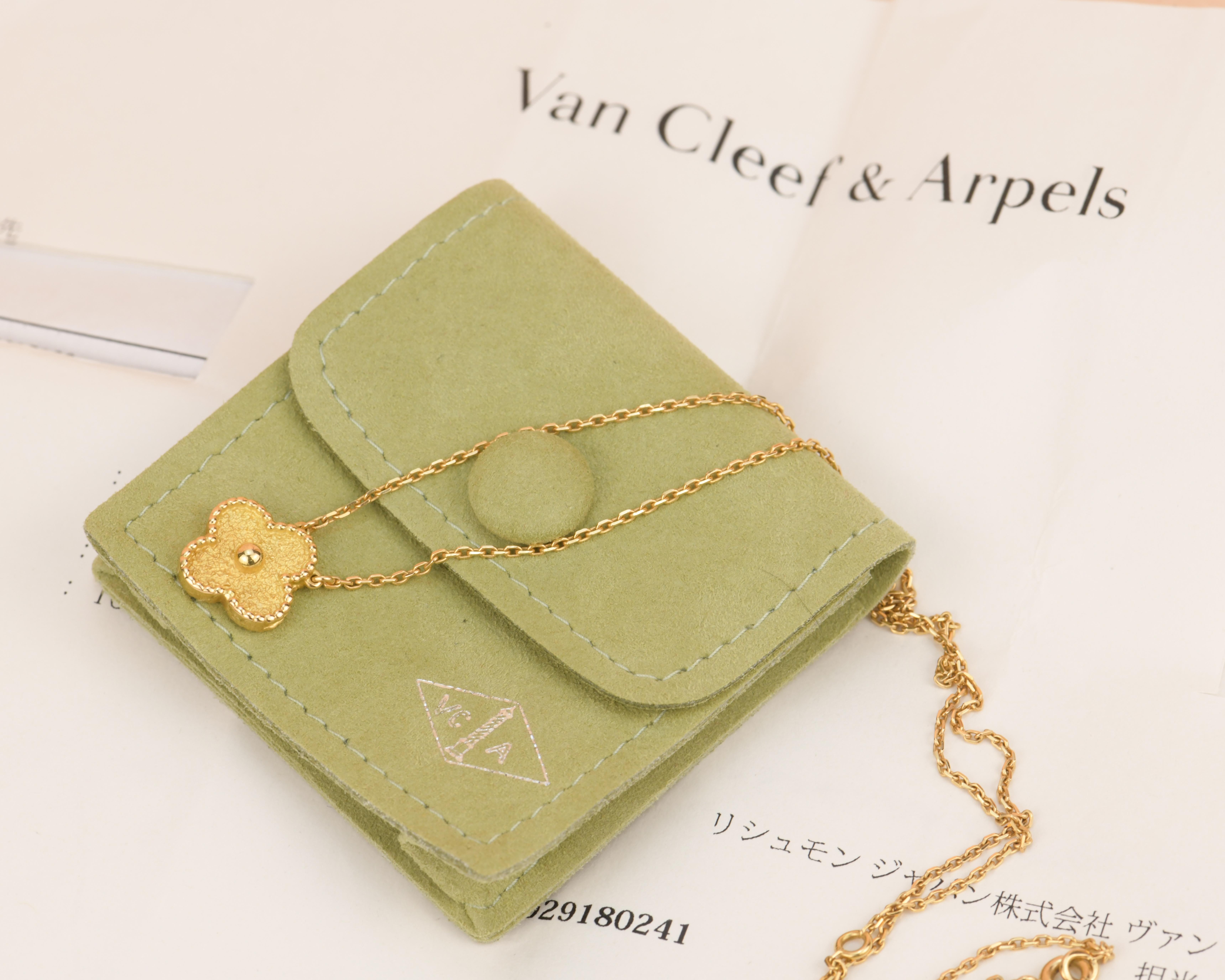 Dandelion Antiques Code	AT-1344
Brand	                                Van Cleef & Arpels
Date	                                Circa 90s
Retail Price	                       £2,600 Including taxes / $ 2,930 Excluding taxes / 3150 € Including