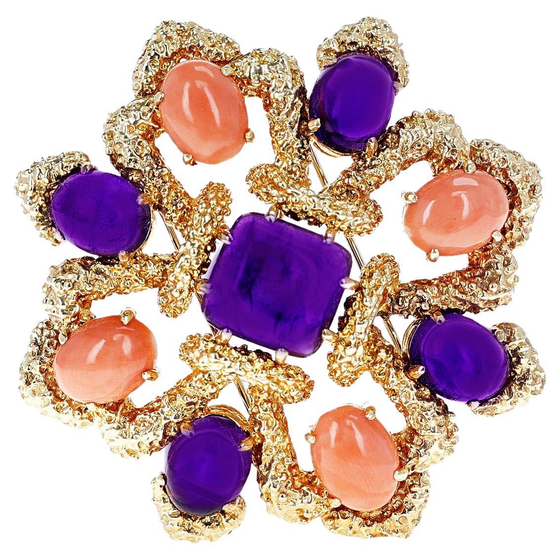 Van Cleef & Arpels Brosche mit Amethyst und Koralle im Cabochon-Schliff, 18 Karat Gelbgold