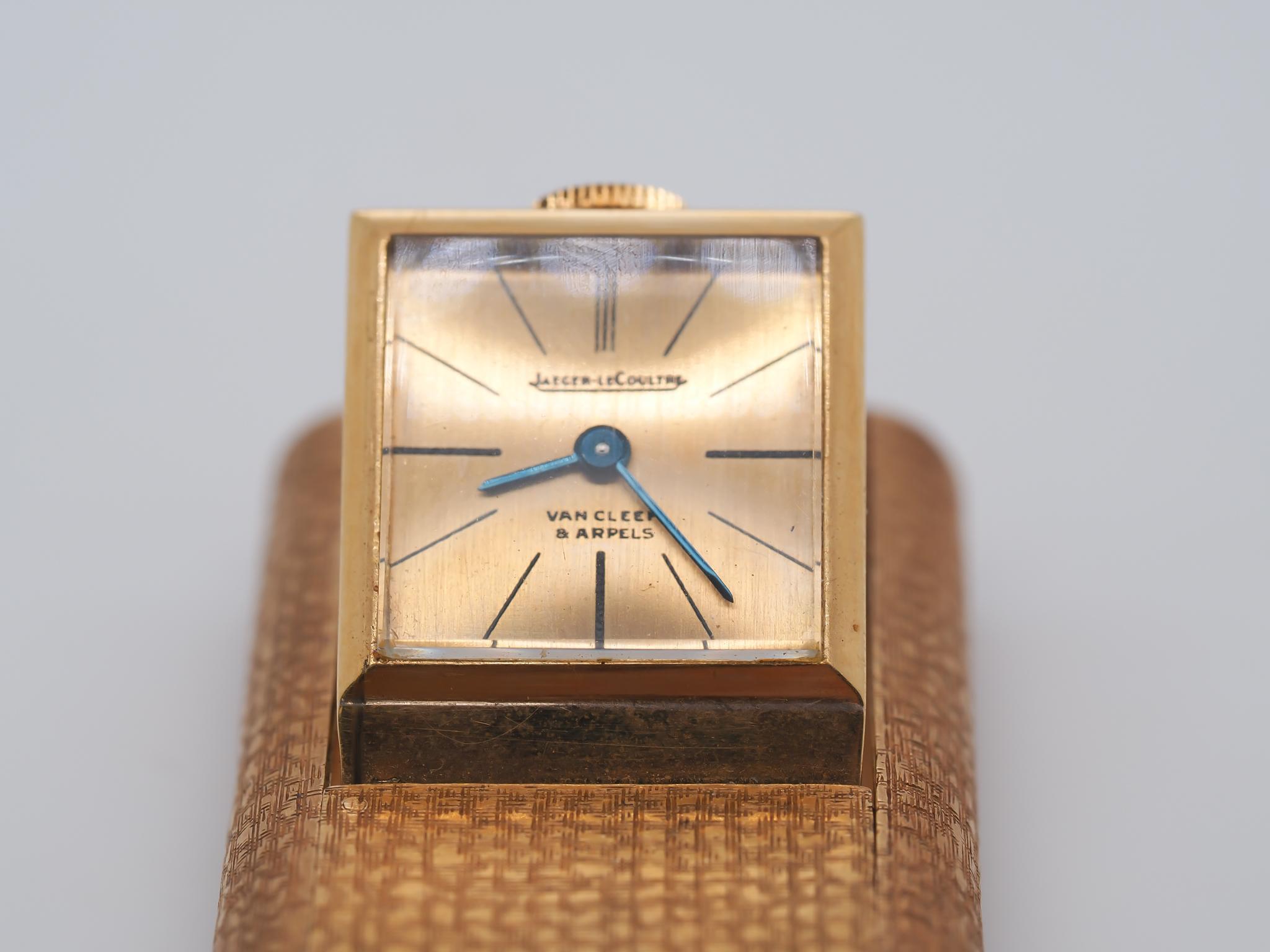 Jahr: 1950er Jahre
Artikel-Details:
Abmessungen: 1,5 x 1 Zoll
Metall Typ: 18K Gelb [Gepunzt und geprüft]
Gewicht: 34.5 Gramm
Hersteller der Uhr: Jaeger Le Coultre & Van Clef und Arpels
Zustand: Ausgezeichnet, laufend
Vintage By