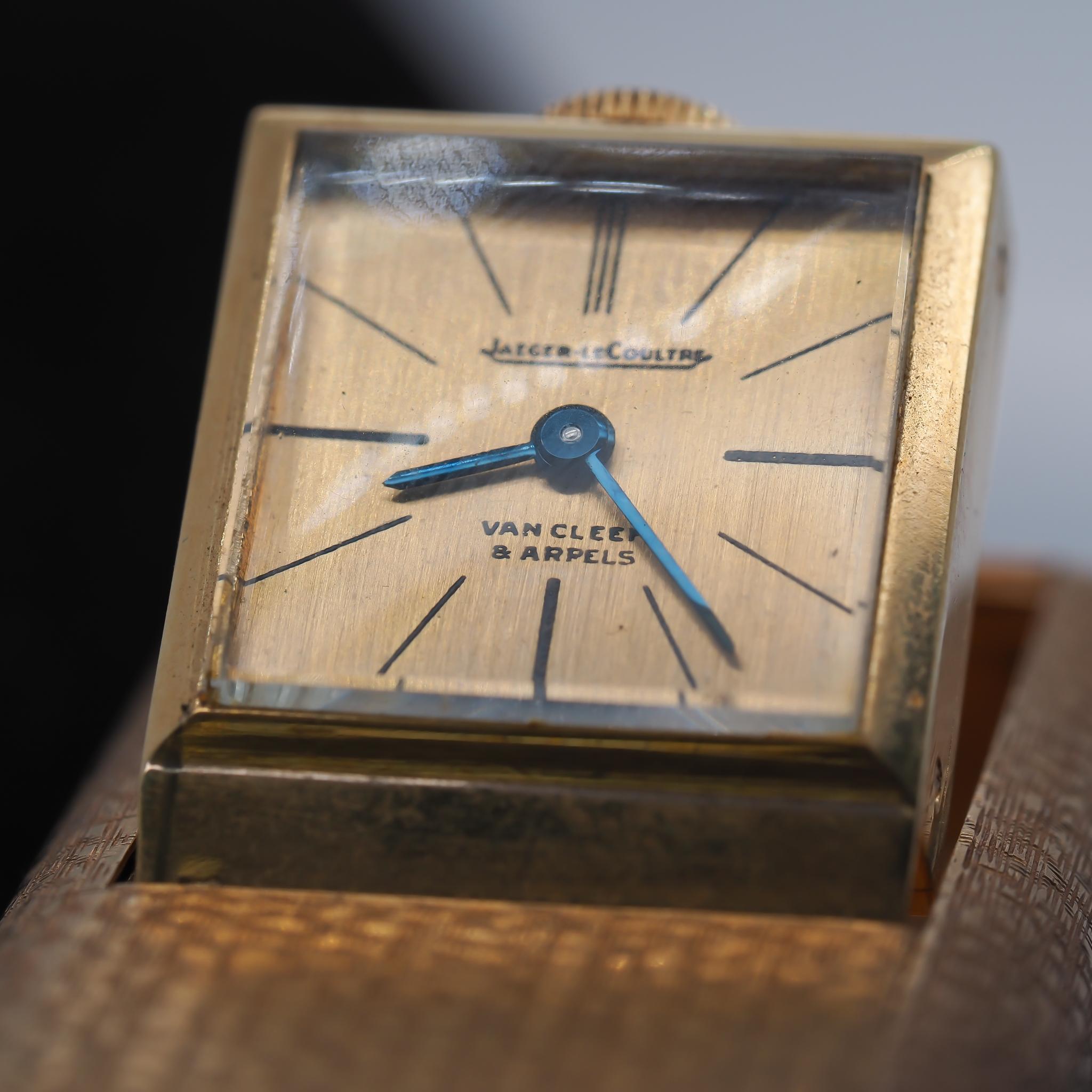 Van Cleef & Arpels und Jaeger LeCoultre Reiseuhr aus 18 Karat Gelbgold mit Diamanten im Zustand „Gut“ in Hicksville, NY