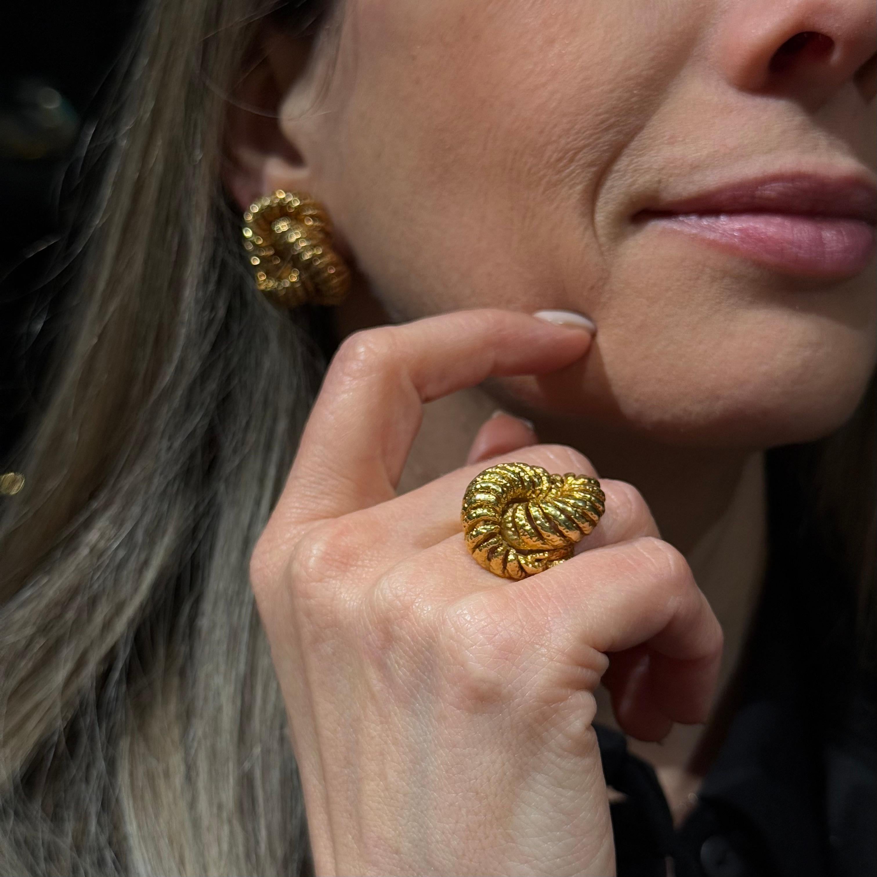 Van Cleef & Arpels André Vassort for VCA gordian knot earrings & cocktail ring set in 18kt textured yellow gold, vintage 1970s.

This extraordinary set by Van Cleef & Arpels, crafted by the renowned André Vassort, exemplifies the golden age of