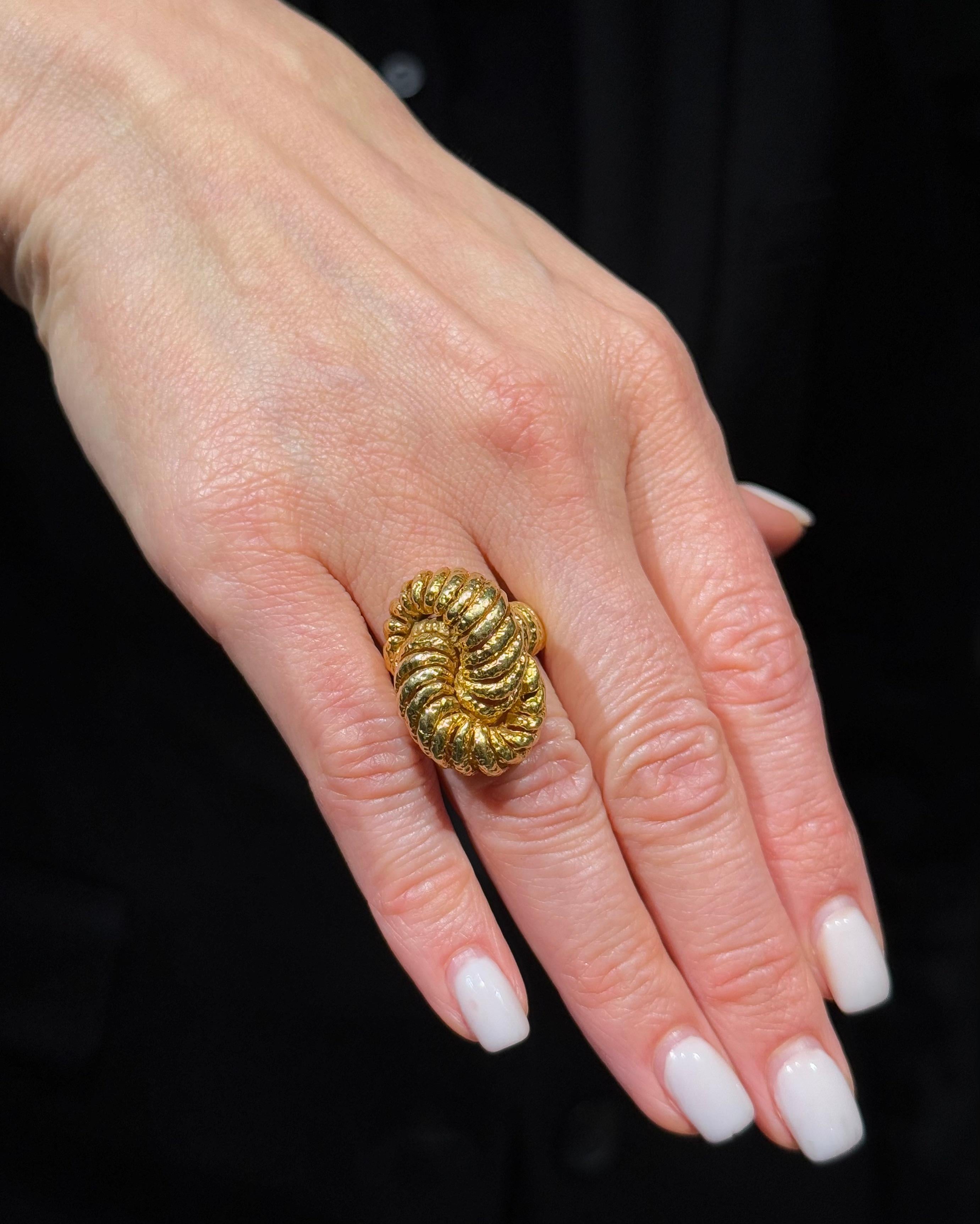 Van Cleef & Arpels Andre Vassort VCA Knot Ring and Clip Earrings Set Gold 1970s In Good Condition In Lisbon, PT