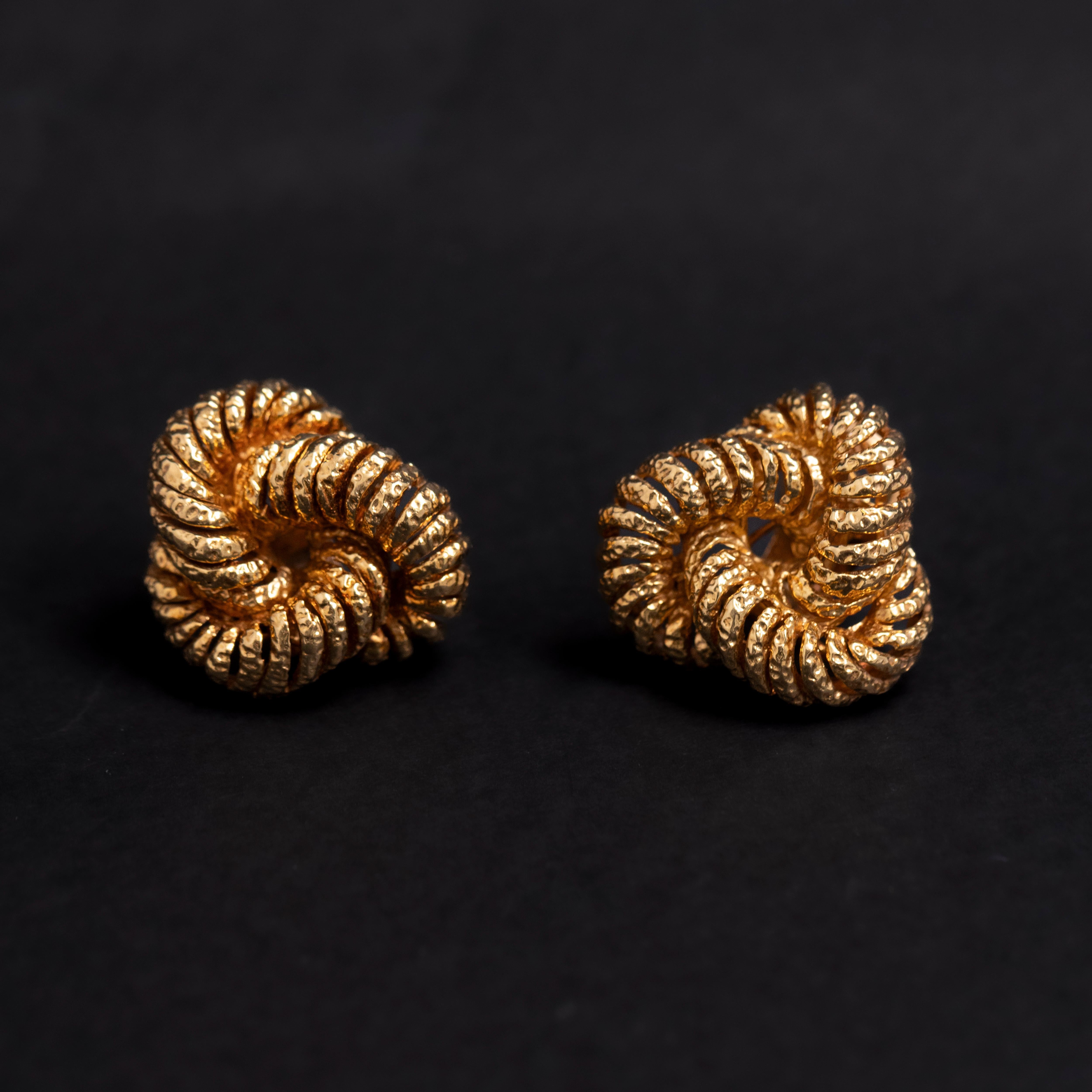 Women's or Men's Van Cleef & Arpels Andre Vassort VCA Knot Ring and Clip Earrings Set Gold 1970s