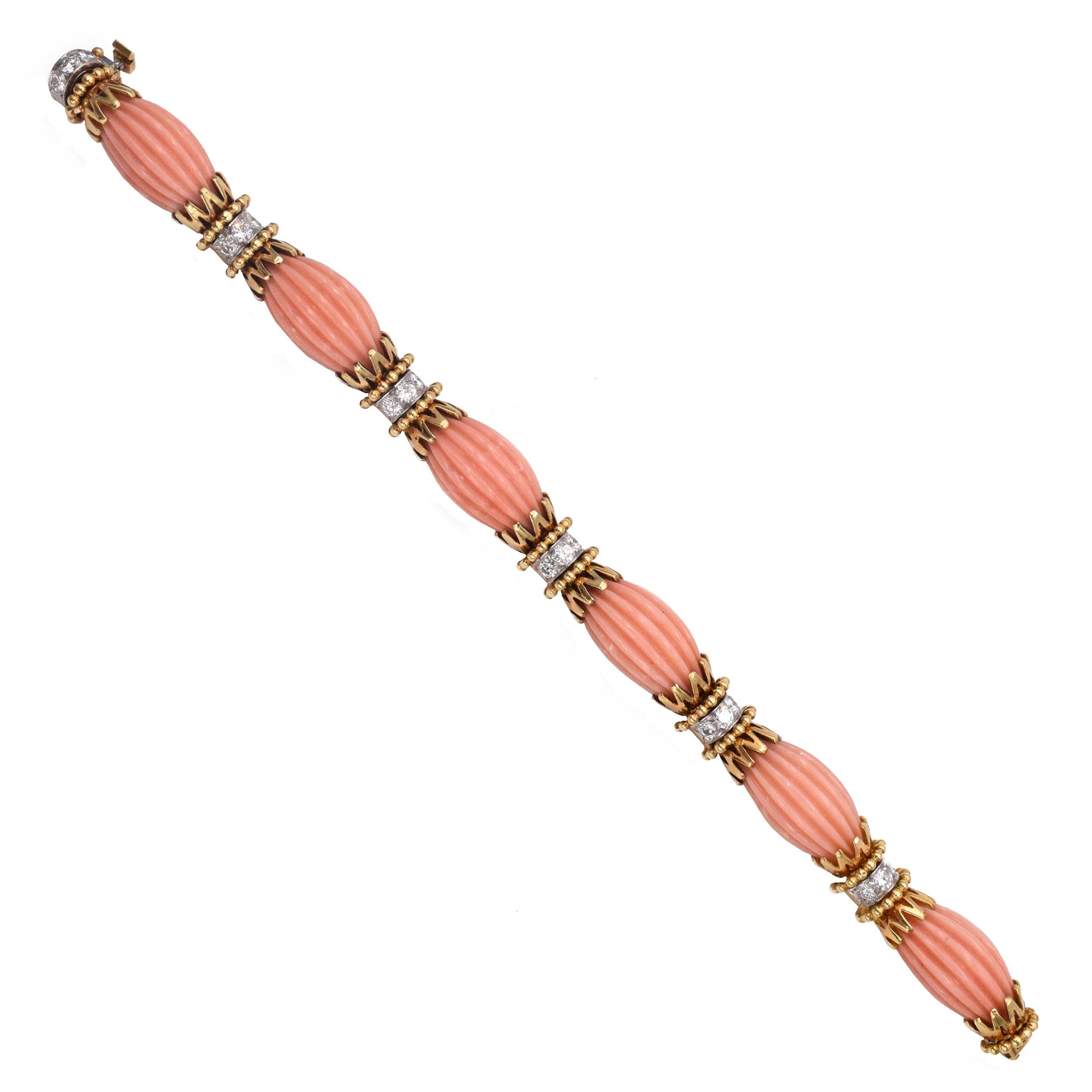 Taille ronde Van Cleef & Arpels Bracelet ange en corail et diamants en vente