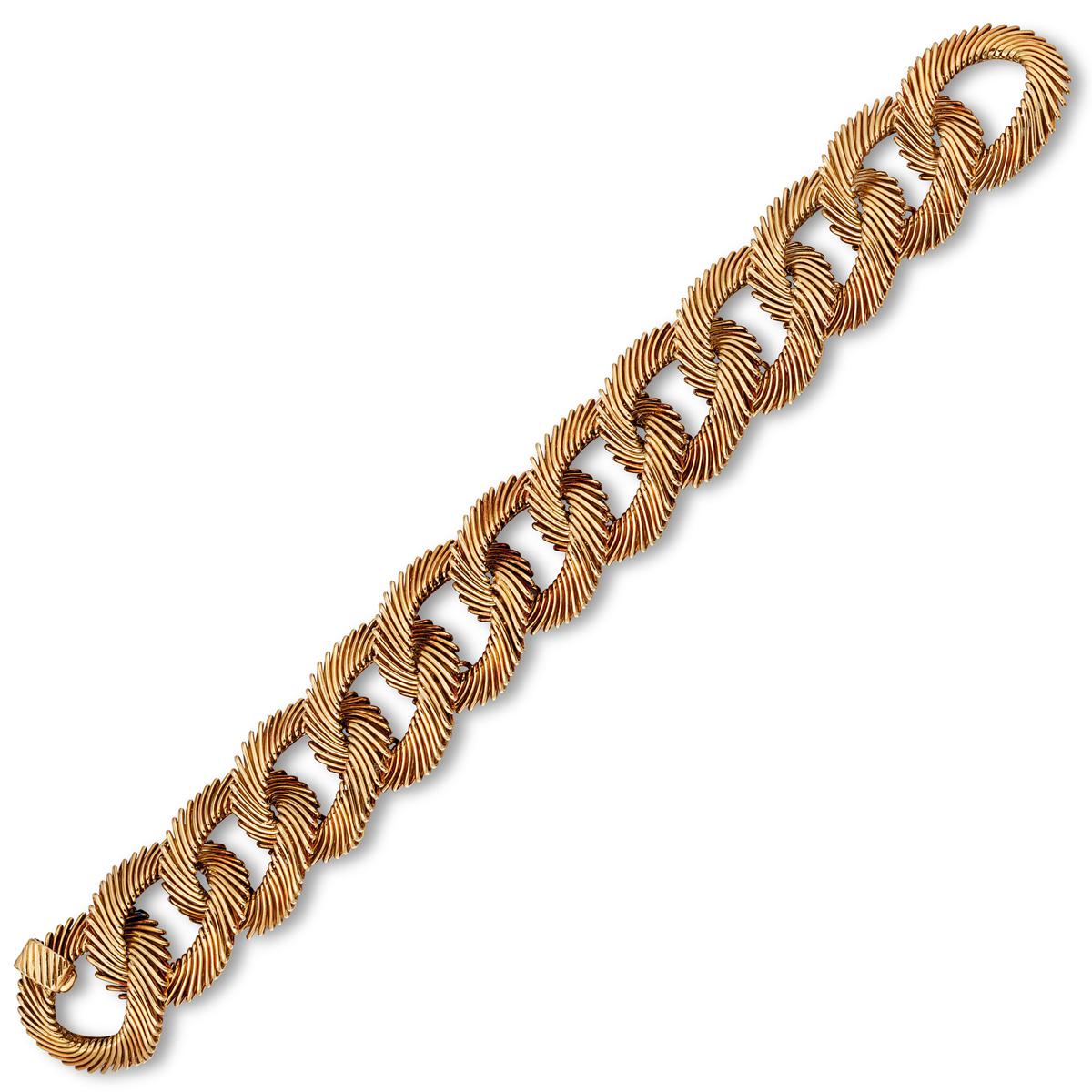 Un incroyable bracelet de Van Cleef & Arpels conçu par Georges L Enfant vers les années 1960 mettant en valeur un motif de cheveux d'ange en or jaune 18k. Le bracelet a un poids impressionnant de 84,6 grammes.

Longueur : 7.83