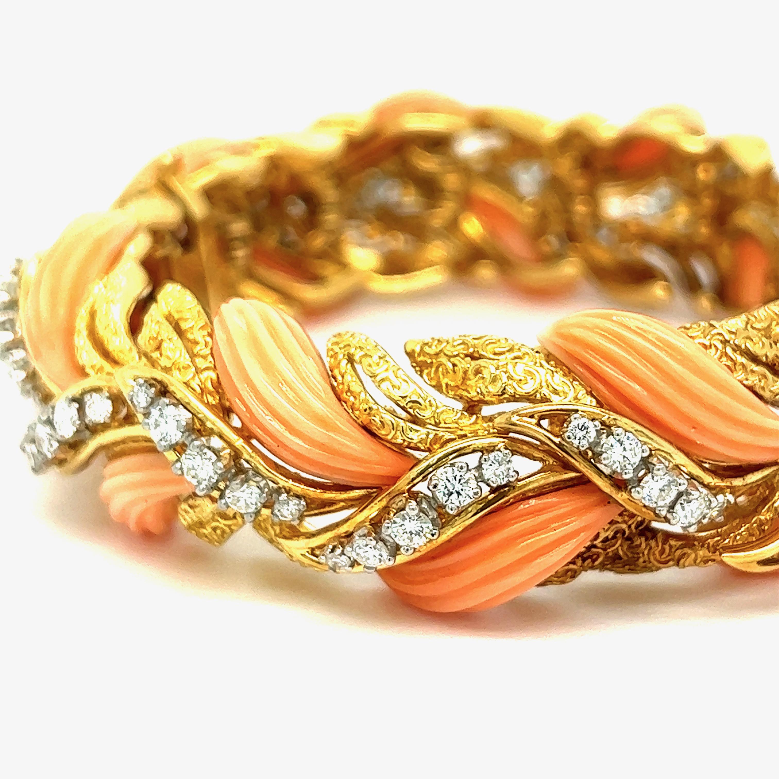 Taille ronde Van Cleef & Arpels Bracelet en corail peau d'ange et diamants en vente