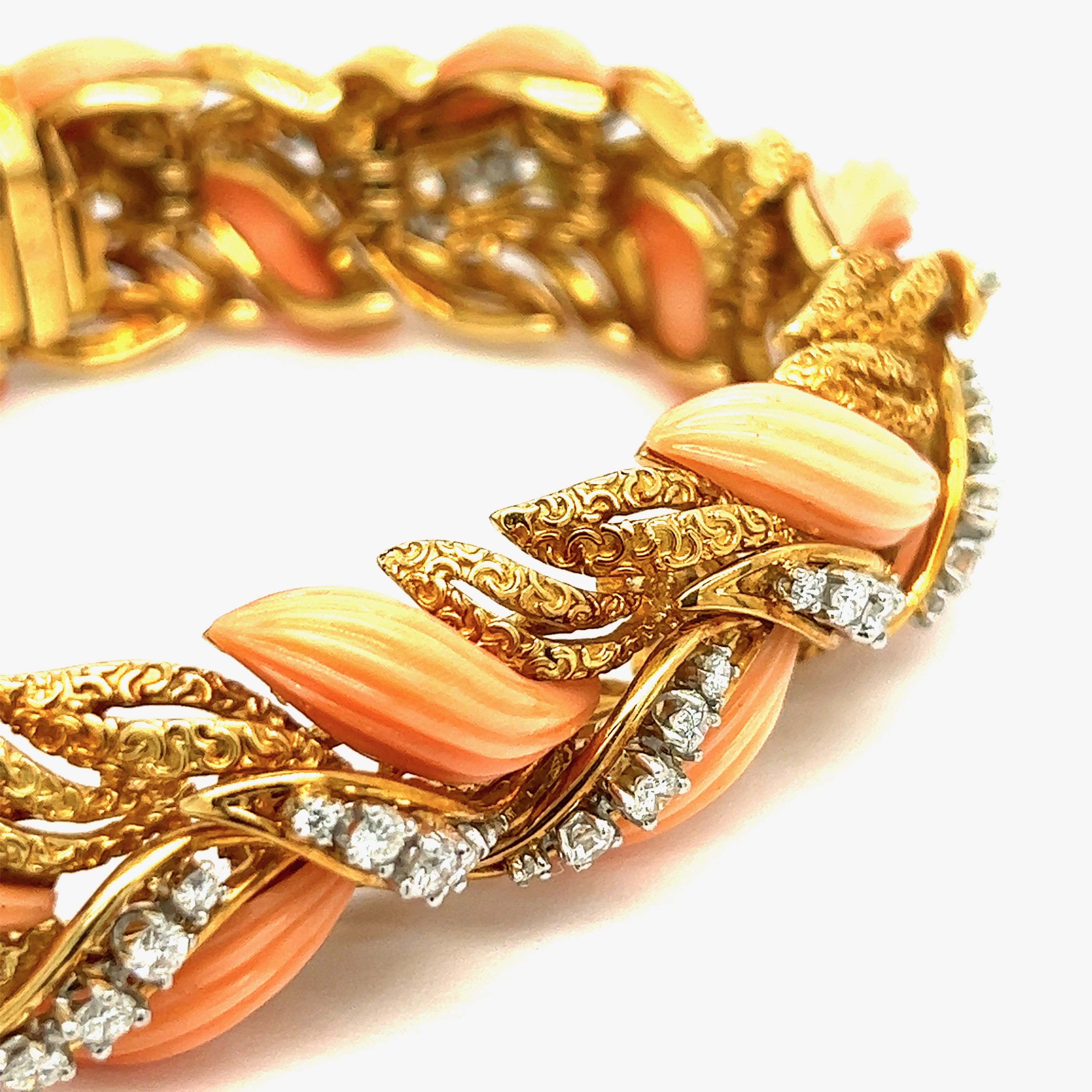 Van Cleef & Arpels Armband aus Engelshaut-Koralle mit Diamanten im Zustand „Hervorragend“ im Angebot in New York, NY