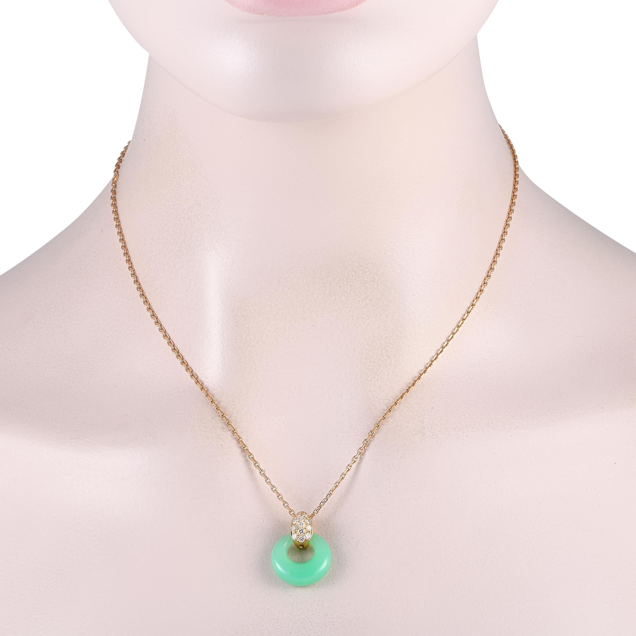 Die Angelique-Halskette von Van Cleef & Arpels bietet eine einfache Möglichkeit, einen Farbtupfer in ein einfarbiges Outfit zu bringen. Dieses Stück besteht aus einer Gelbgoldkette, an der ein donutförmiger Chrysopras mit einem außermittigen Loch