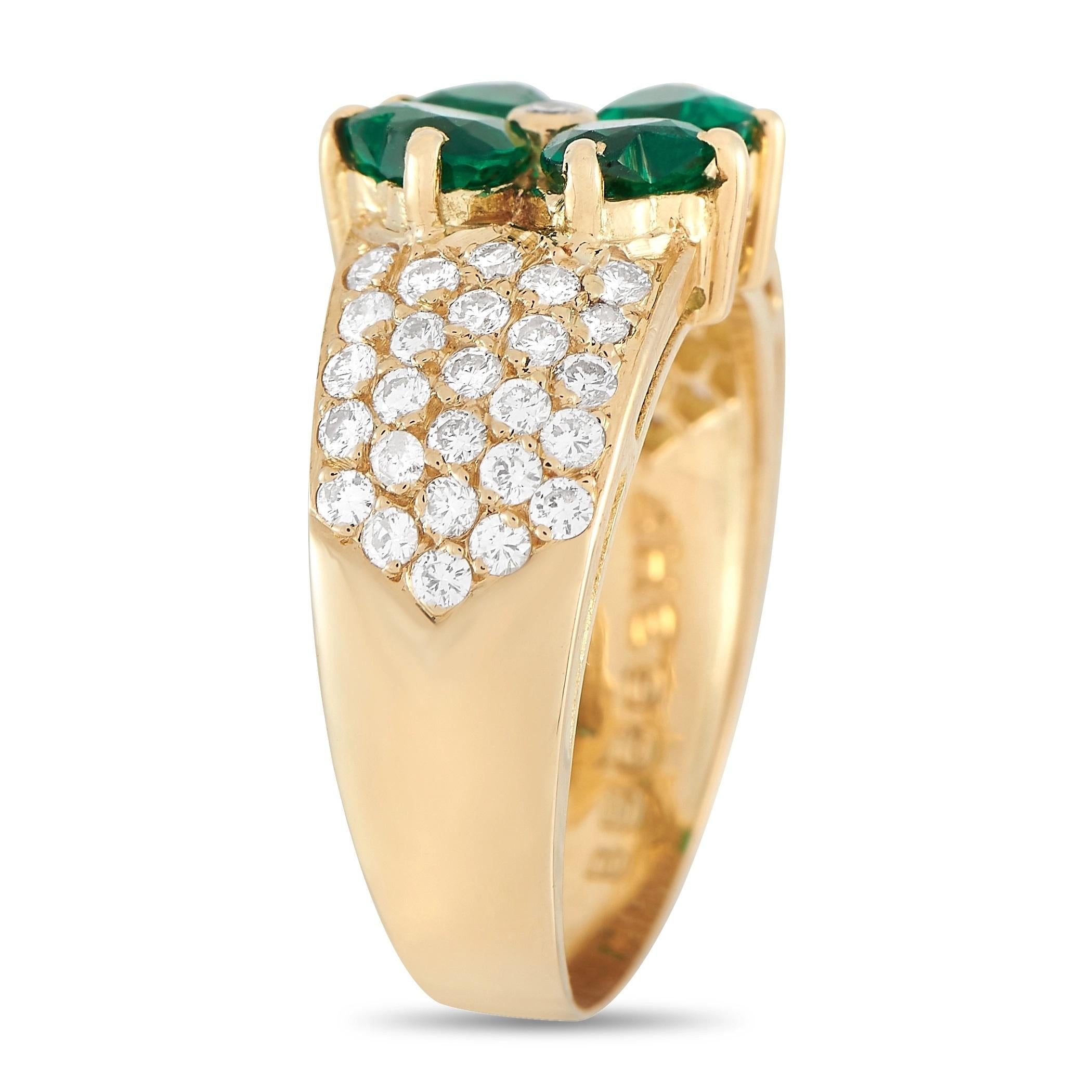 Dieser Ring aus der Kollektion Antoinette von Van Cleef & Arpels ist unglaublich charmant. In der Mitte des Bandes aus 18 Karat Gelbgold befinden sich vier herzförmige Smaragde von insgesamt 1,10 Karat, die wie ein vierblättriges Kleeblatt