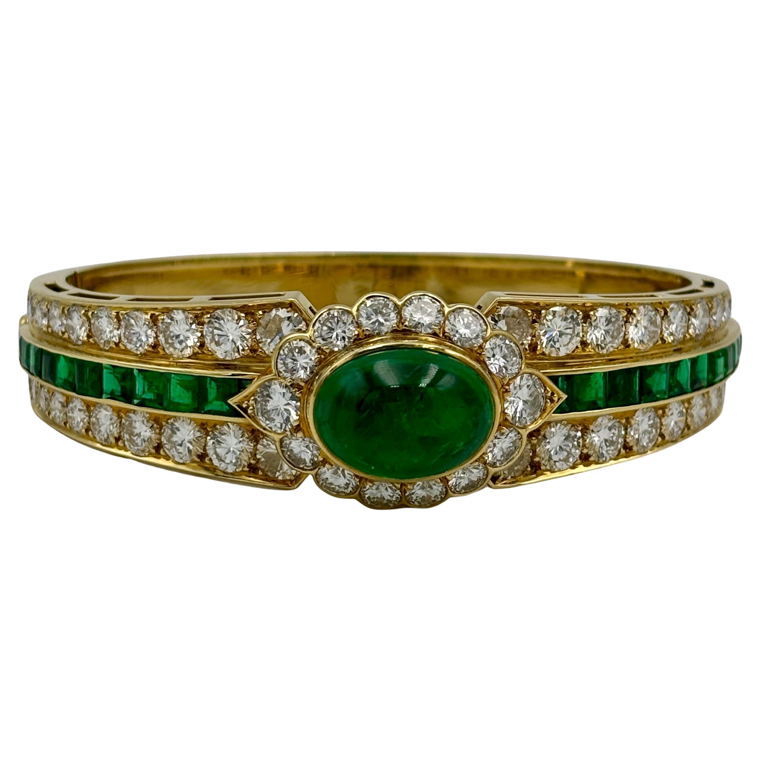 Ce magnifique bracelet Van Cleef and Arpels des années 1980 est une pièce de collection. Son design s'articule autour d'une émeraude colombienne cabochon d'environ 9 carats, ornée de 9,60 carats de diamants ronds de couleur F-G et de pureté VS et de