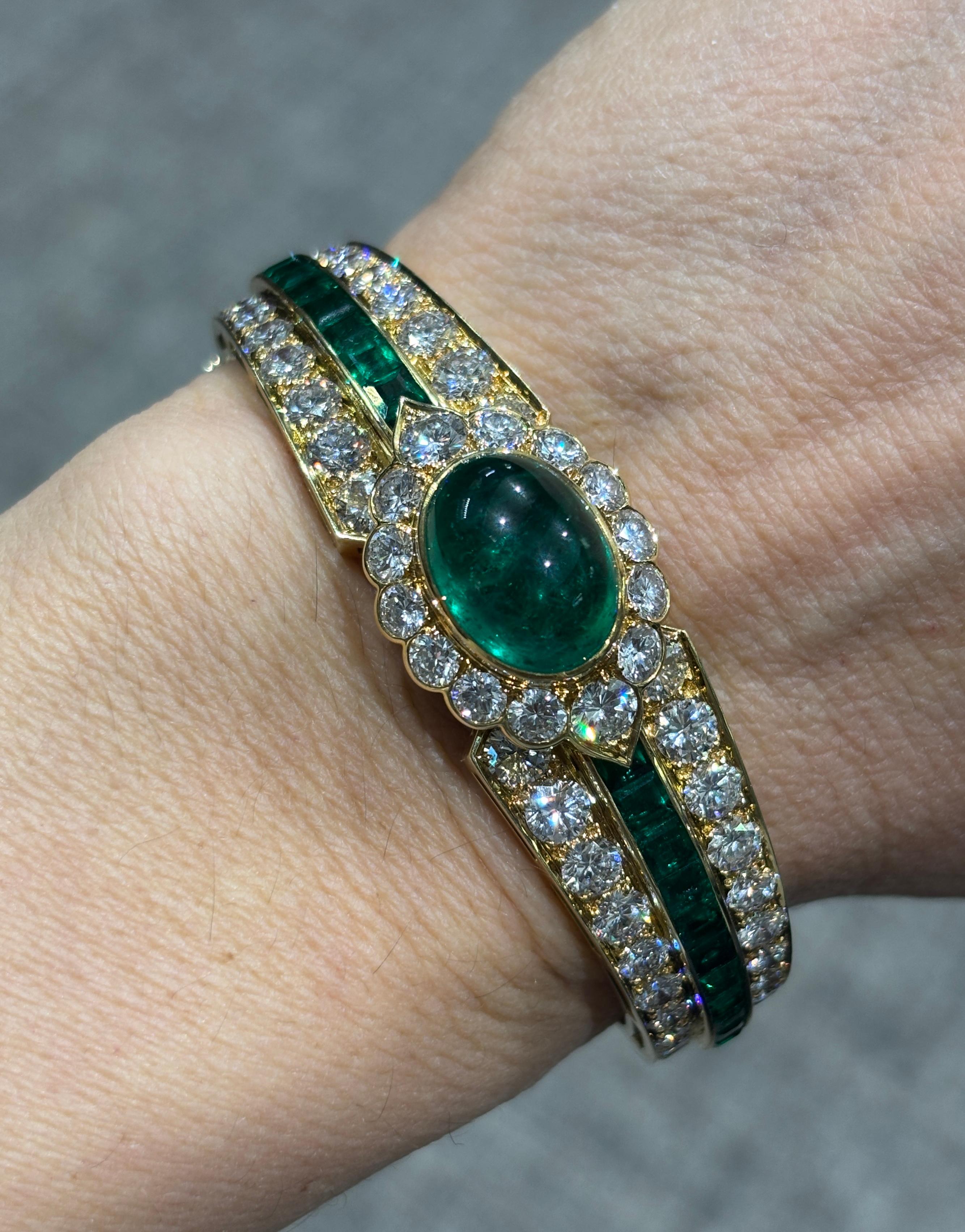 Taille cabochon Van Cleef & Arpels, bracelet en émeraude colombienne et diamants d'environ 9 carats en vente
