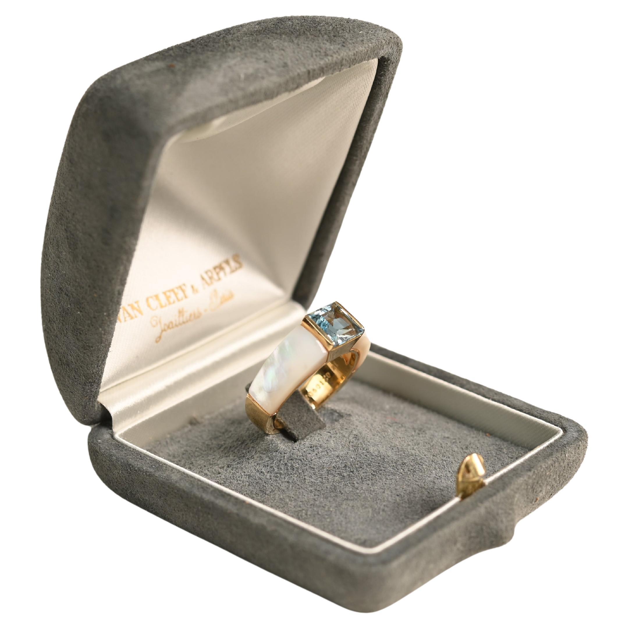 VCA Aquamarin und Mutter Perle Ring. 1,50ct Aquamarin Ring mit quadratischem Schliff 18K Gold