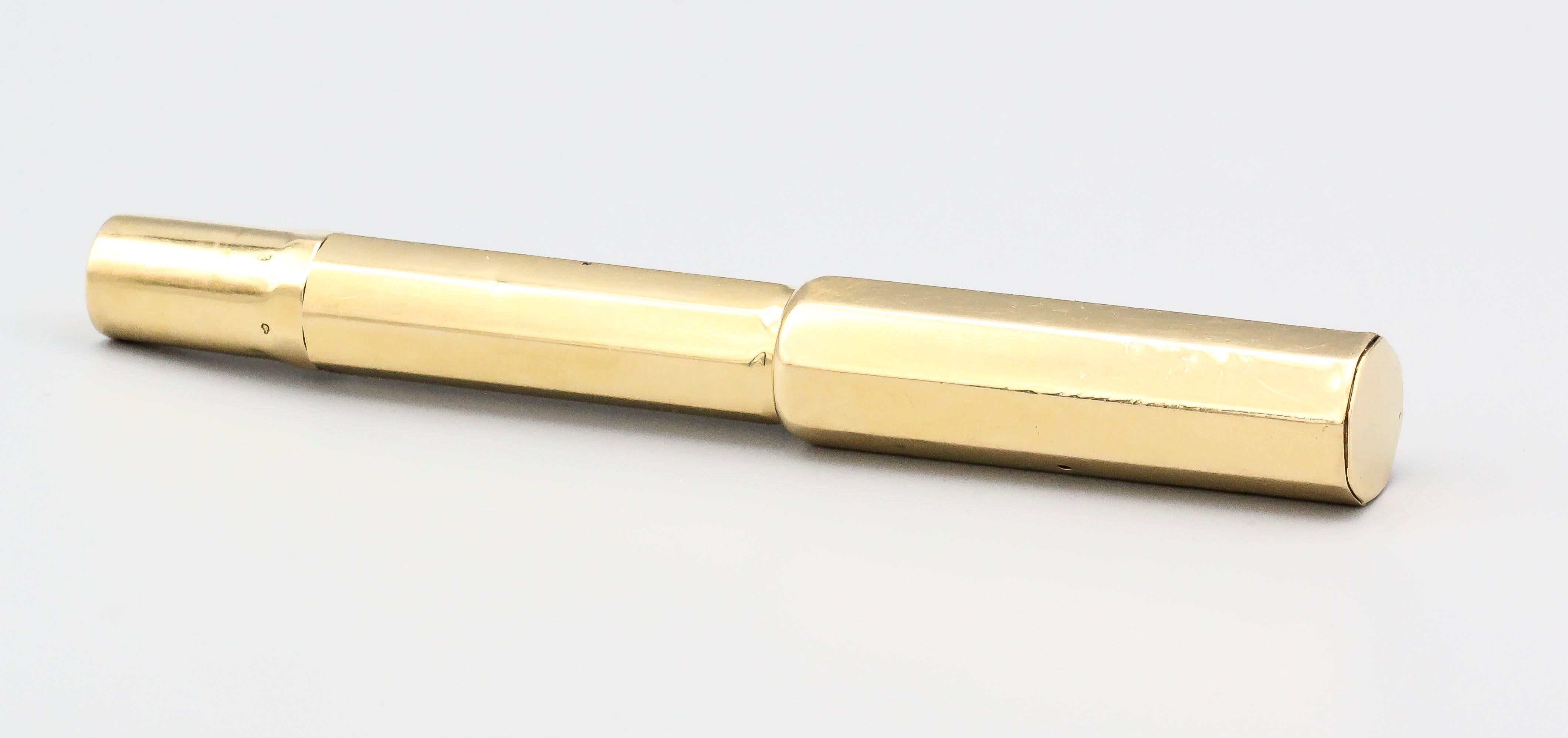 Fine and rare 18K yellow gold fountain pen by Van Cleef & Arpels, circa 1930s. It features an 18k gold nib marked Penor and stylish octagonal design. Screw on cap. Beautiful workmanship and great for any desk or as a gift.

Hallmarks: Van Cleef &