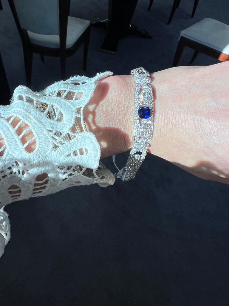 Van Cleef & Arpels Art Deco Antique Sapphire Diamond Bracelet Crafted in Platinum. Meticulously made with high-quality old, single-cut, round diamonds, G-color and VS1-clarity, and a GIA-certified, Sri Lanka, oval-shaped stunning blue