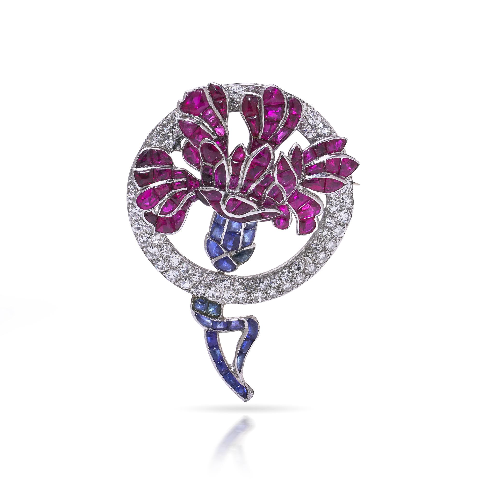 Art Déco Van Cleef & Arpels Spilla Art Deco con rubino, zaffiro e diamanti in vendita
