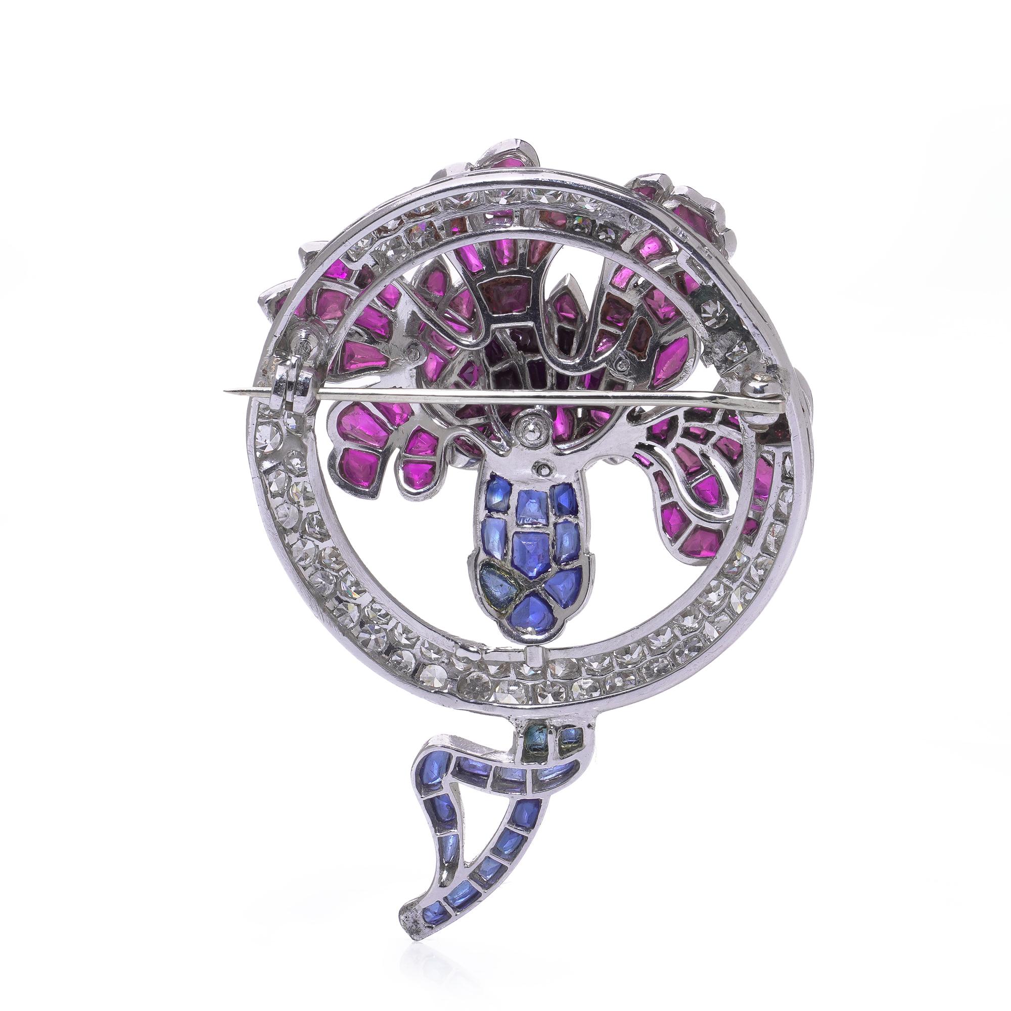 Taglio brillante Van Cleef & Arpels Spilla Art Deco con rubino, zaffiro e diamanti in vendita