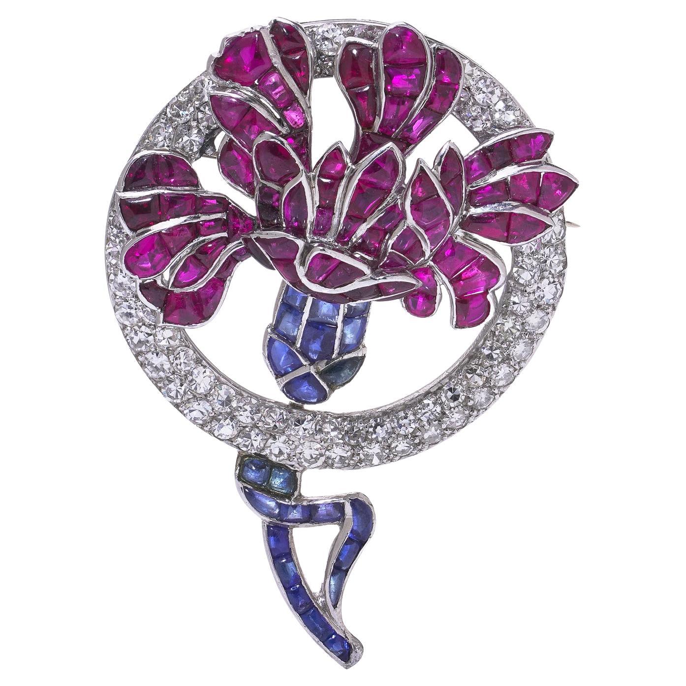 Van Cleef & Arpels Spilla Art Deco con rubino, zaffiro e diamanti in vendita