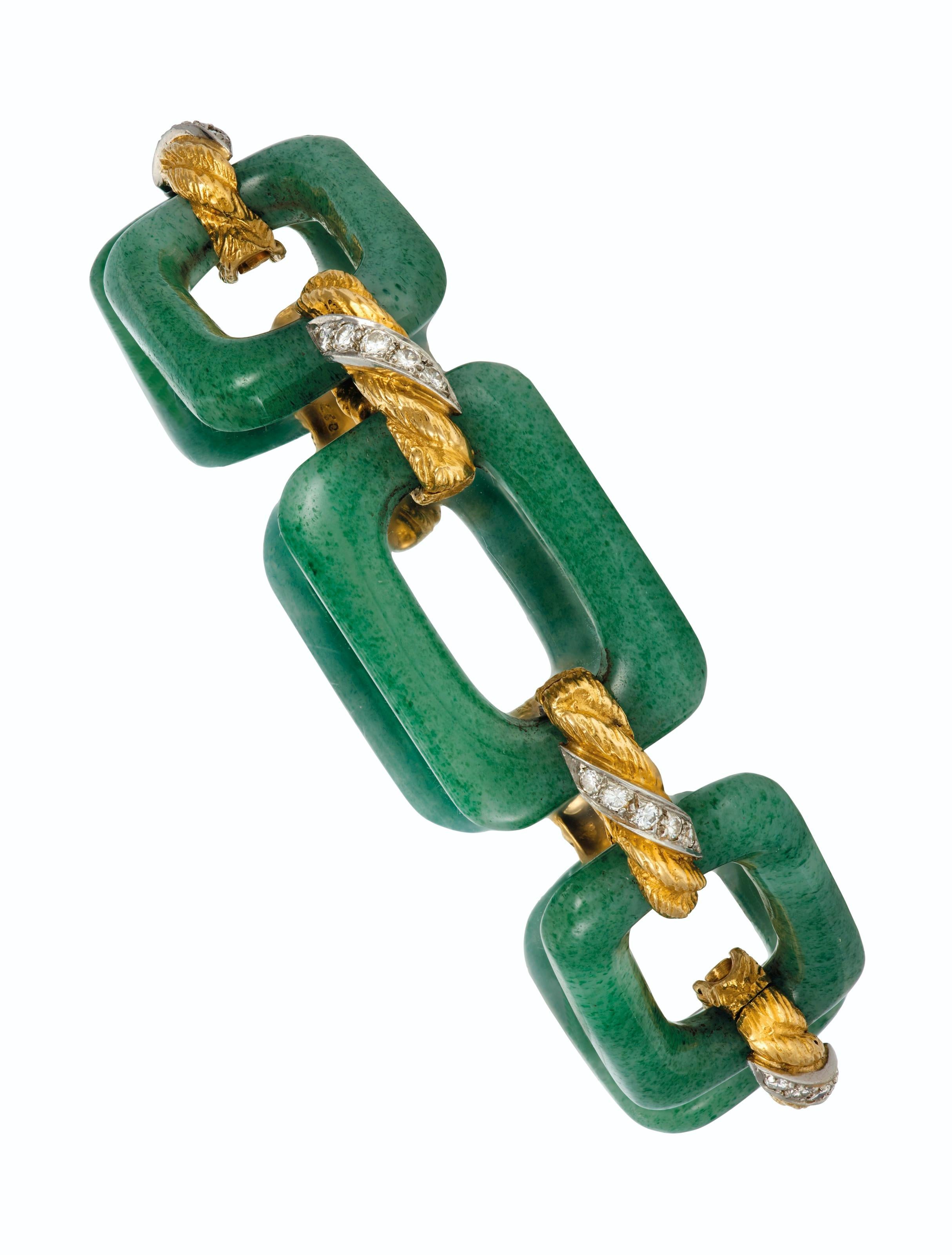 Polished aventurine quartz links, round diamonds, 18k yellow gold and platinum, circa 1970, signed VCA NY, numbered

Size/Dimensions: 21.5 x 2.0 cm (8 ½ x ¾ in)
Gross Weight: 46.9 grams
