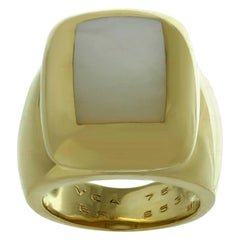 Anello in oro con madreperla "Babylon" di Van Cleef & Arpels