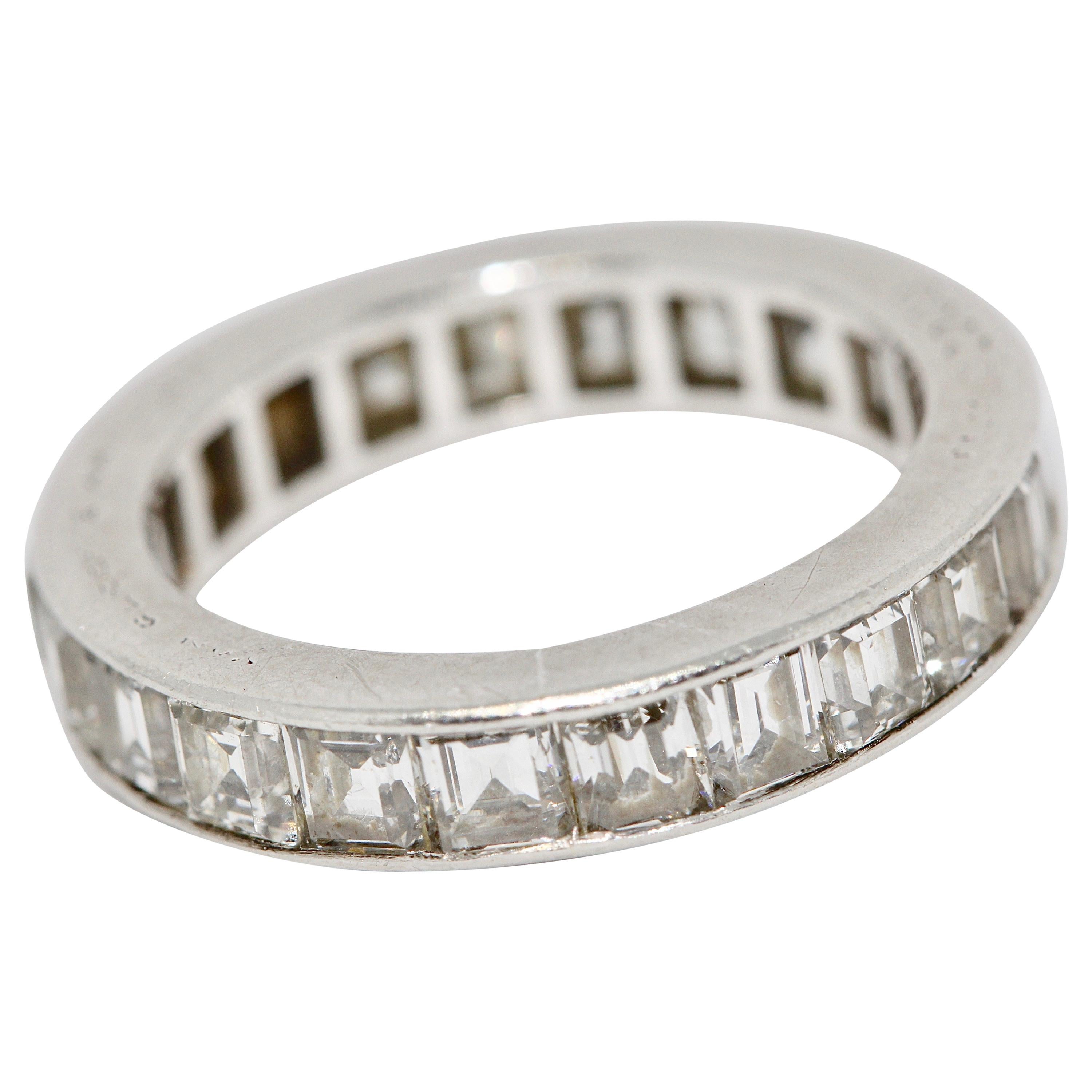 Van Cleef & Arpels, bague d'éternité en platine avec diamants baguettes