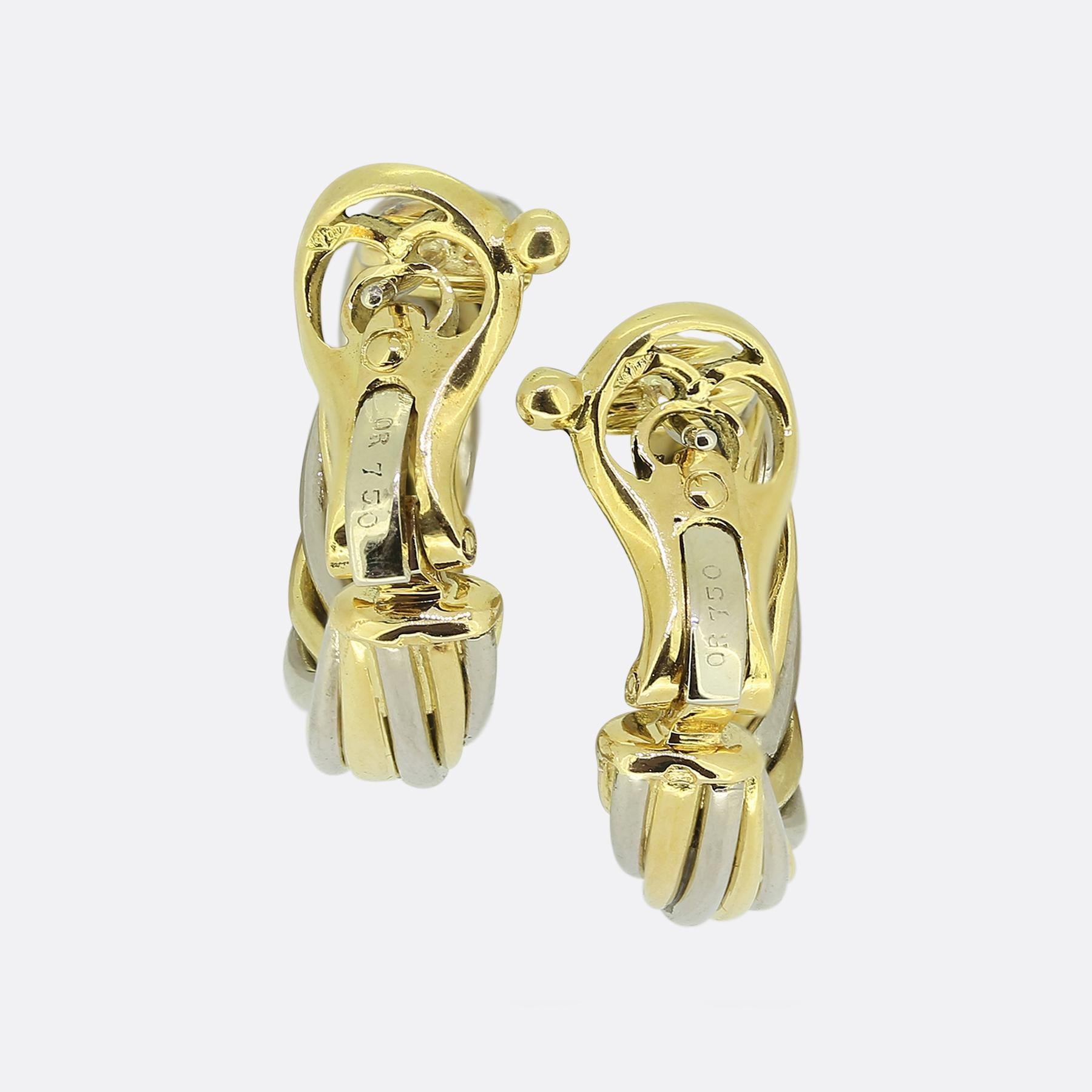 Nous avons ici une paire de boucles d'oreilles cerclées de la maison de joaillerie de renommée mondiale Van Cleef & Arpels. Fabriquées en or 18ct, ces boucles d'oreilles présentent un élégant design torsadé, combinant harmonieusement l'or blanc et
