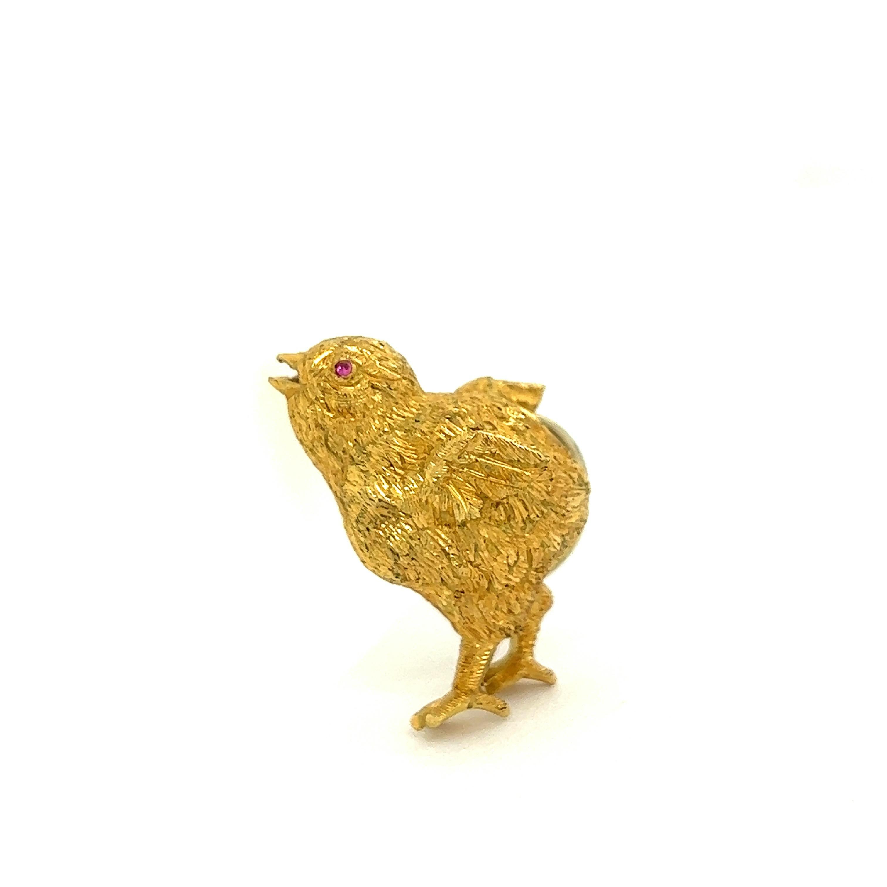 Van Cleef & Arpels Bird Lapel Pin, Italian

18 karat yellow gold, with a textured small bird motif and a spiral back; marked VCA, 18k, Made in Italy, 750

Size: width 1.5 cm, length 2.5 cm
Total weight: 6.5 grams 
