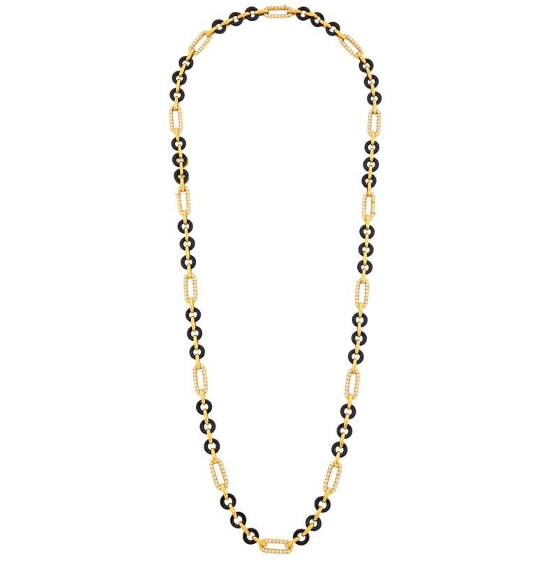 Van Cleef & Arpels Schwarzer Onyx und Diamant-Glied
Halskette/Armband-Kombination aus 18k Gelbgold.
Verziert mit 243 runden Diamanten im Brillantschliff mit einem Gesamtgewicht von ca. 7,75 Karat, Farbe E-F, Reinheit
VS. Eingeschrieben: Van Cleef &