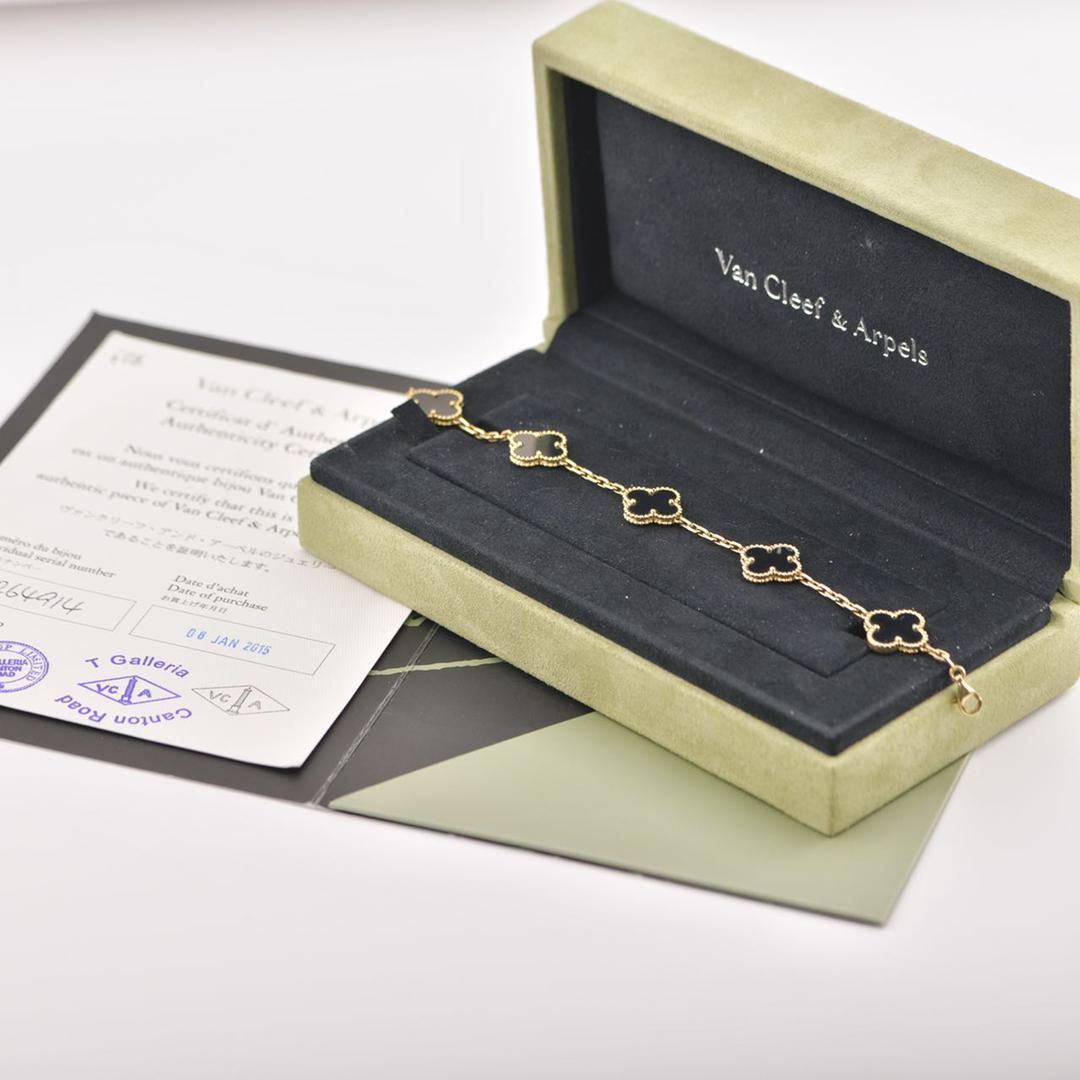 Ein Armband aus 18 Karat Gelbgold aus der Vintage Alhambra Collection von Van Cleef und Arpels. Das Armband besteht aus 5 ikonischen Kleemotiven, die jeweils mit einer Perlenkante und einer schwarzen Onyxeinlage über die gesamte Länge der Kette