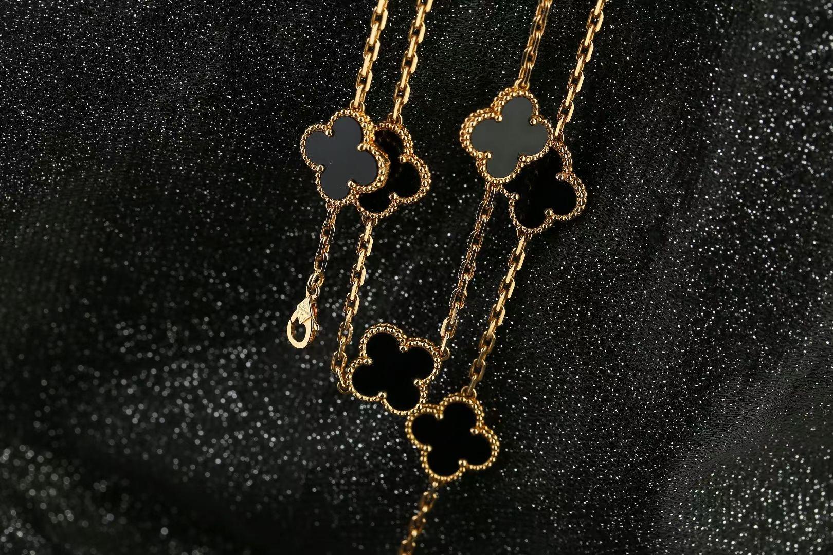 Gorgeous authentic rare and highly collectible Van Cleef & Arpels Vintage Alhambra Black Onyx 20 Motif necklace. This piece comes with an original pouch and authentic card. 
Retail Price: £ 13000

STONES
Black Onyx

METAL TYPE 
18K Yellow