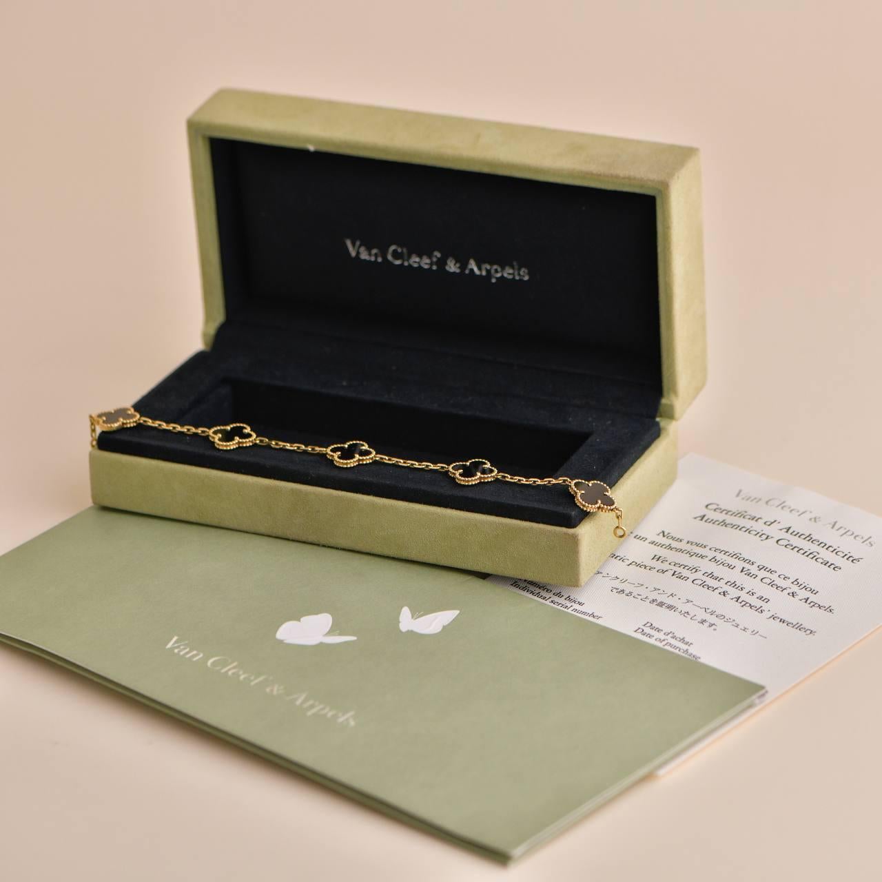 Ein Armband aus 18 Karat Gelbgold aus der Vintage Alhambra Collection von Van Cleef und Arpels. Das Armband besteht aus 5 ikonischen Kleemotiven, die jeweils mit einer Perlenkante und einer schwarzen Onyxeinlage über die gesamte Länge der Kette