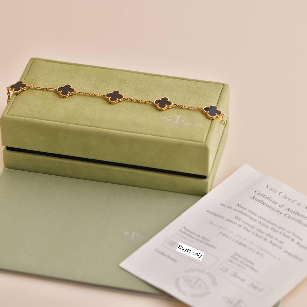 Un bracelet en or jaune 18k de la collection Vintage Alhambra de Van Cleef and Arpels. Le bracelet est composé de 5 motifs de trèfle emblématiques, chacun étant serti d'un bord perlé et d'une incrustation d'onyx noir, disposés sur toute la longueur