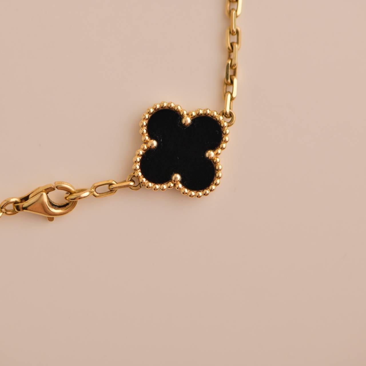 Van Cleef & Arpels: Alhambra-Armband aus Gelbgold mit schwarzem Onyx (Ungeschliffen)