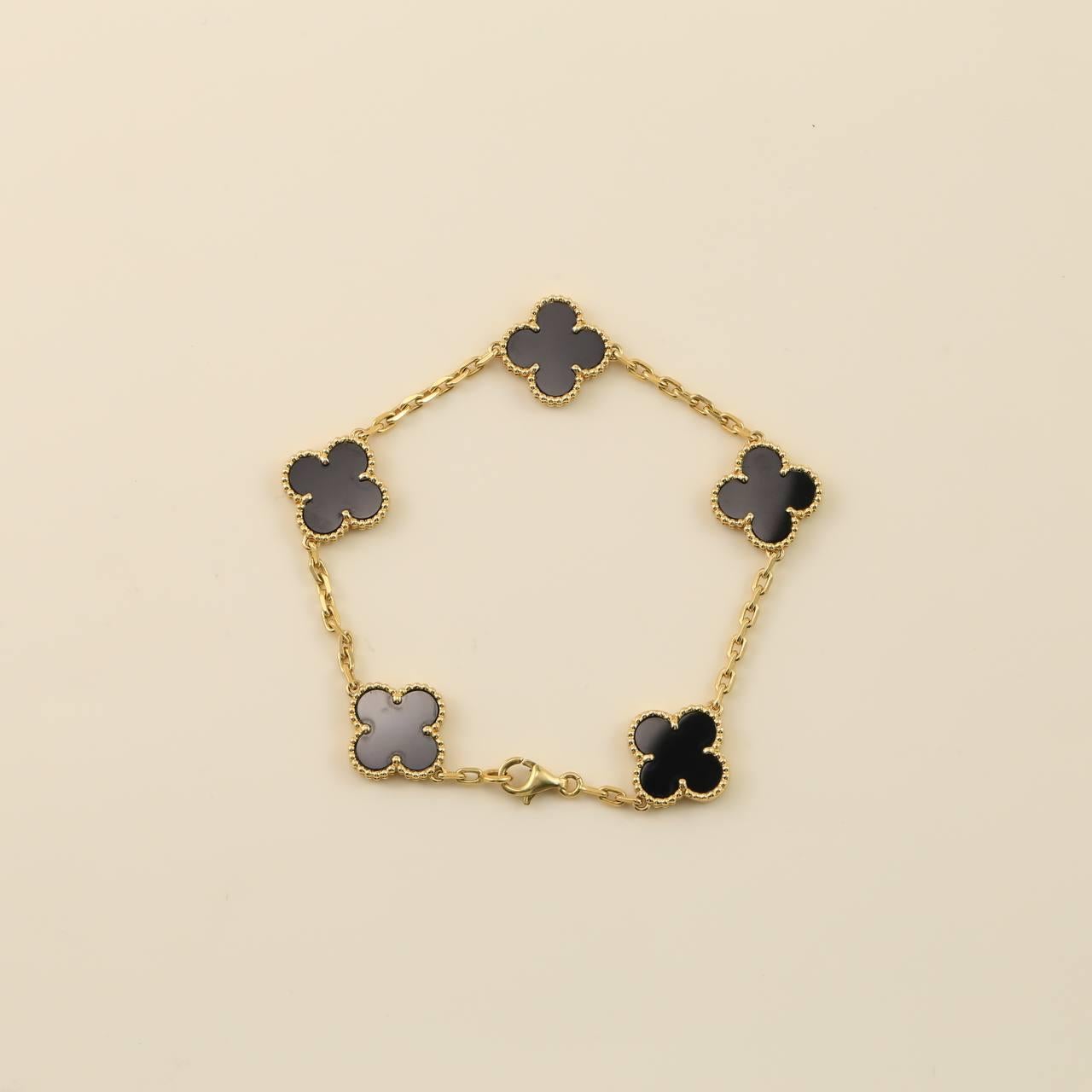 Van Cleef & Arpels: Alhambra-Armband aus Gelbgold mit schwarzem Onyx im Zustand „Hervorragend“ in Banbury, GB